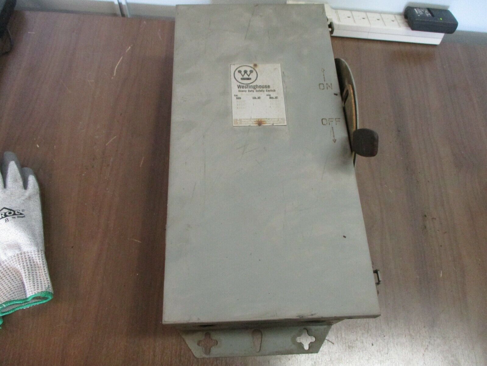 Westinghouse 3R Non-Fusible Safety Switch / Disconnect RHUN361 30A 600V Used