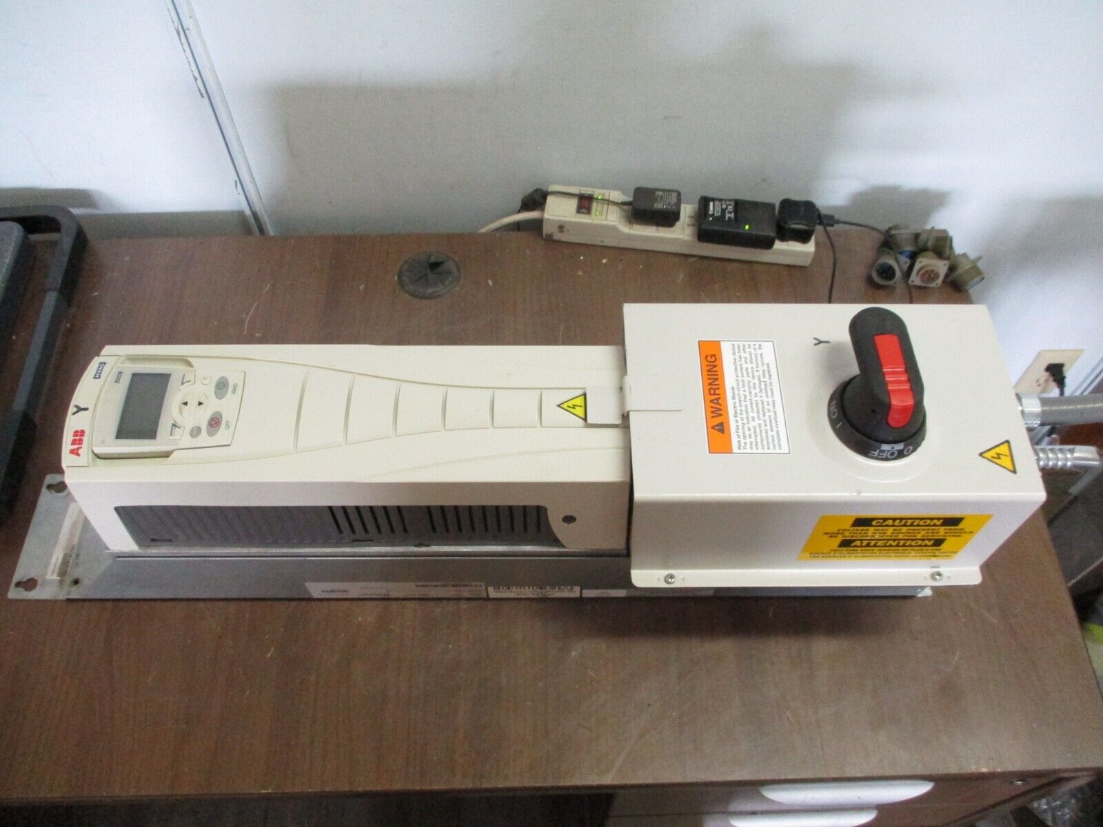 ABB ACH550 AC Drive w/ Disconnect ACH550-PDR-015A-4 10HP 3Ph w/ Keypad Used