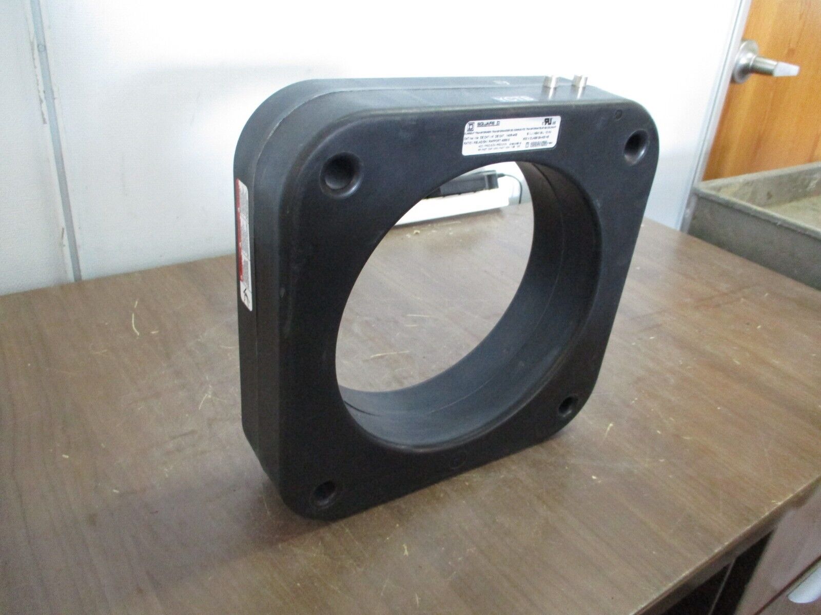 Square D Current Transformer 140R-402 Ratio 4000:5A 600V 25-400Hz 10kV BIL Used