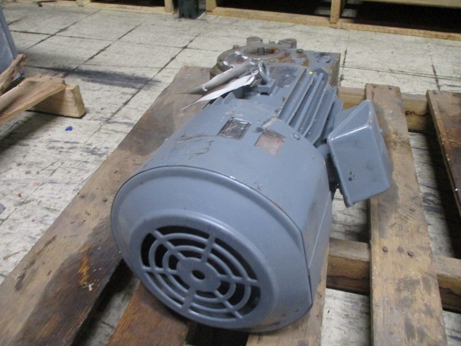 Super Line Gear Motor SF-JRVB Frame: 112M 60Hz 200V 14.6A 3.7kW Used