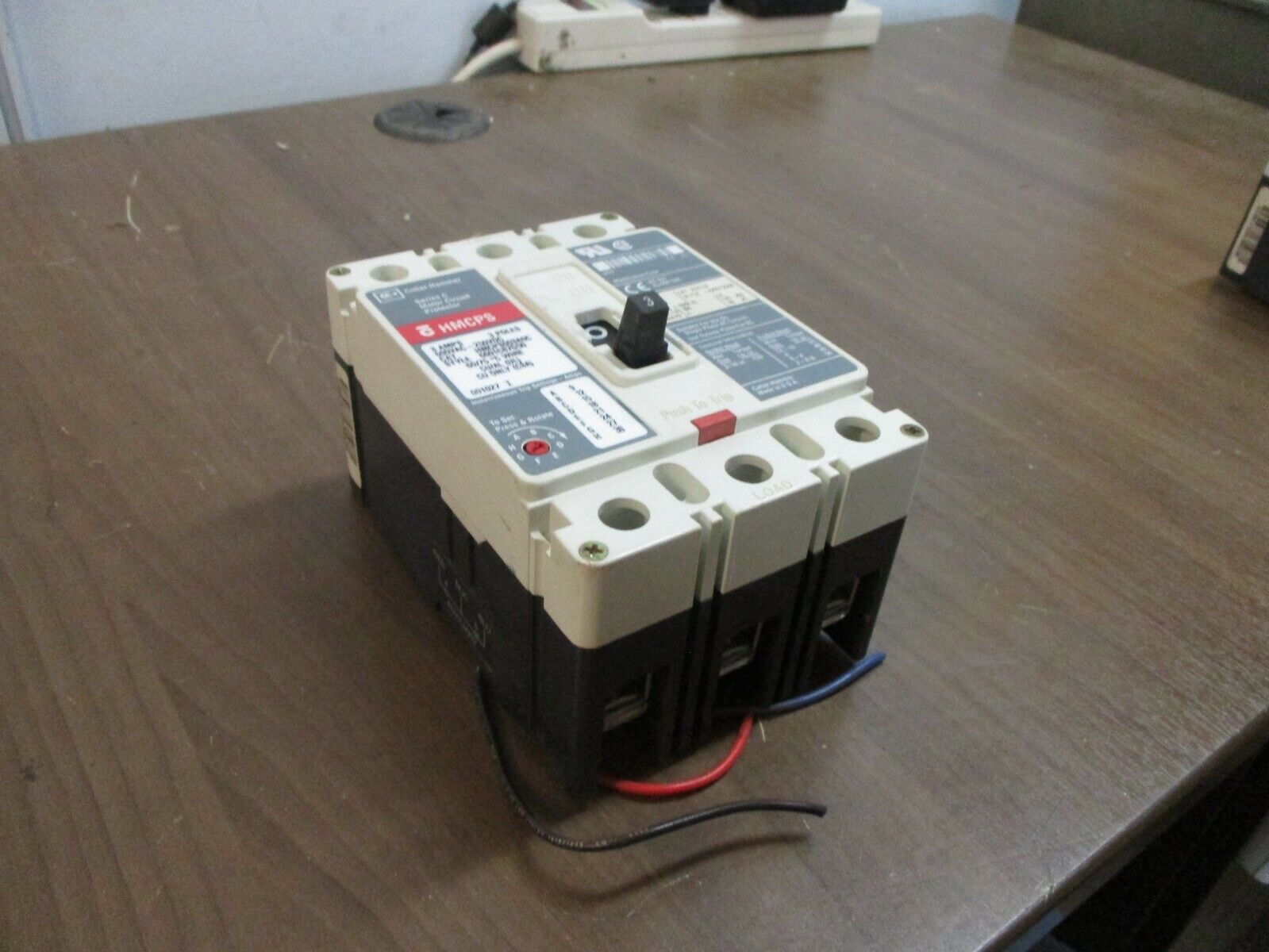 Cutler-Hammer Circuit Breaker w/ Aux HMCPS003A0C 3A 600V 3P Used