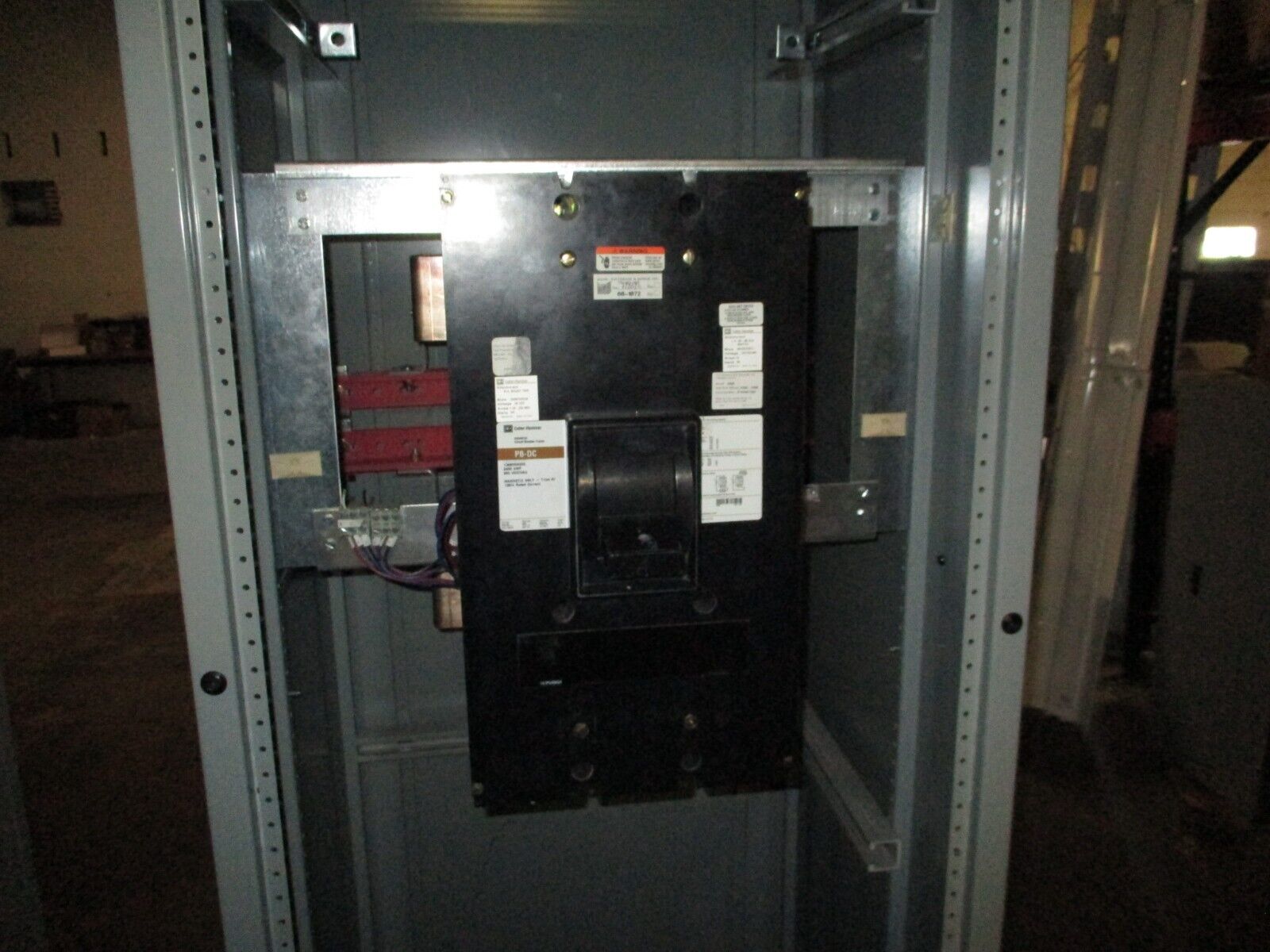 Cutler-Hammer Enclosed DC Circuit Breaker 1369D04G02 2000A 600VDC Used