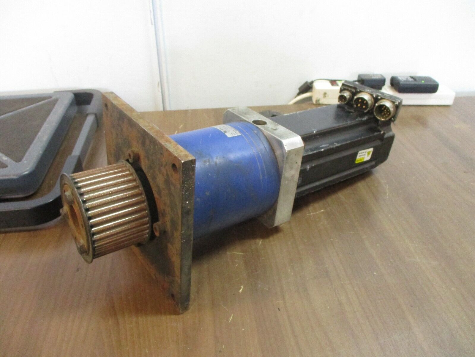 Allen-Bradley Kinetix AC Servo Motor w/ Reducer MPL-B430P-MJ24AA 3HP 3Ph 460V