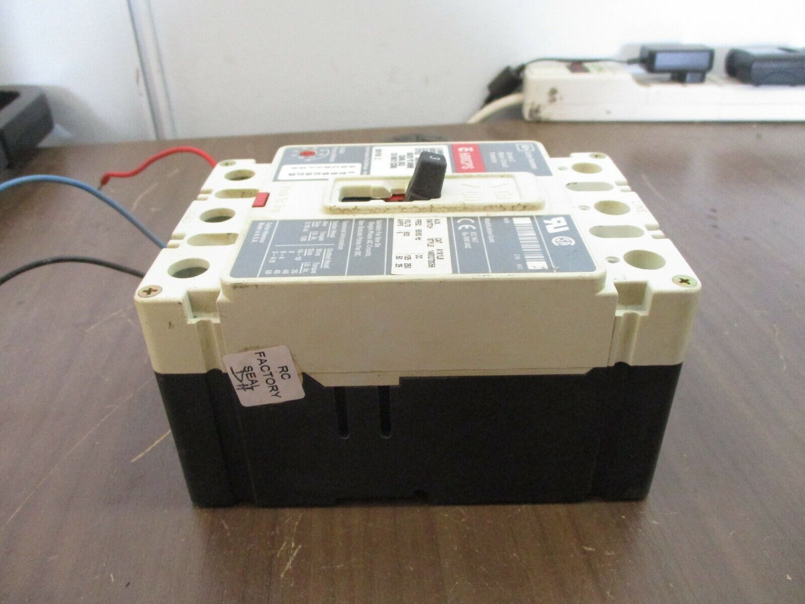 Cutler-Hammer / Westinghouse Circuit Breaker w/ Aux HMCP003A0C 3A 600V 3P Used