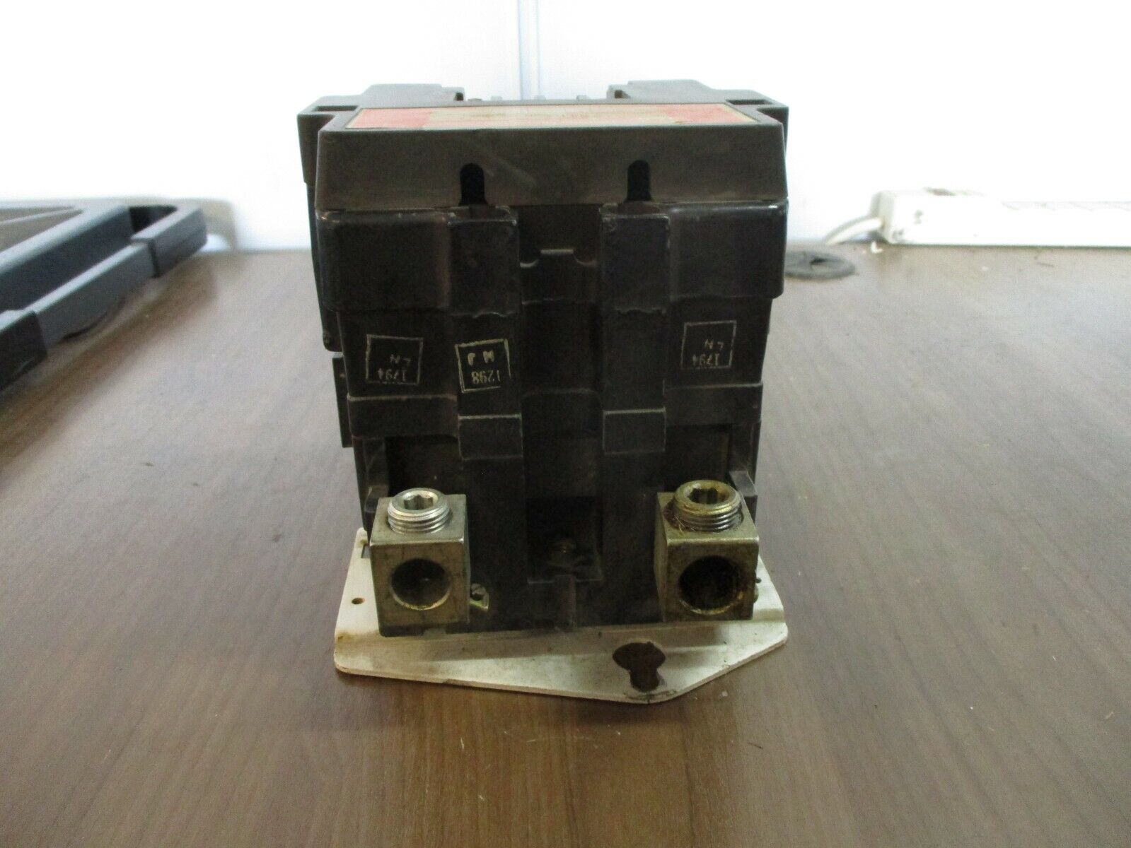 Square D Lighting Contactor 8903 SV 0 1 Ser. A 120V Coil *Missing (1) Lug Nut*