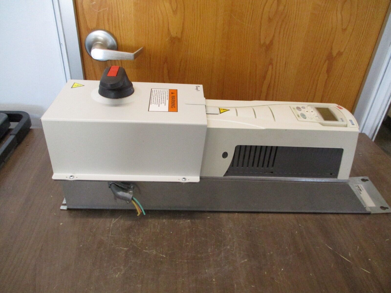 ABB ACH550 AC Drive ACH550-PDR-08A8-4 5HP 3Ph w/ Disconnect w/ Keypad Used