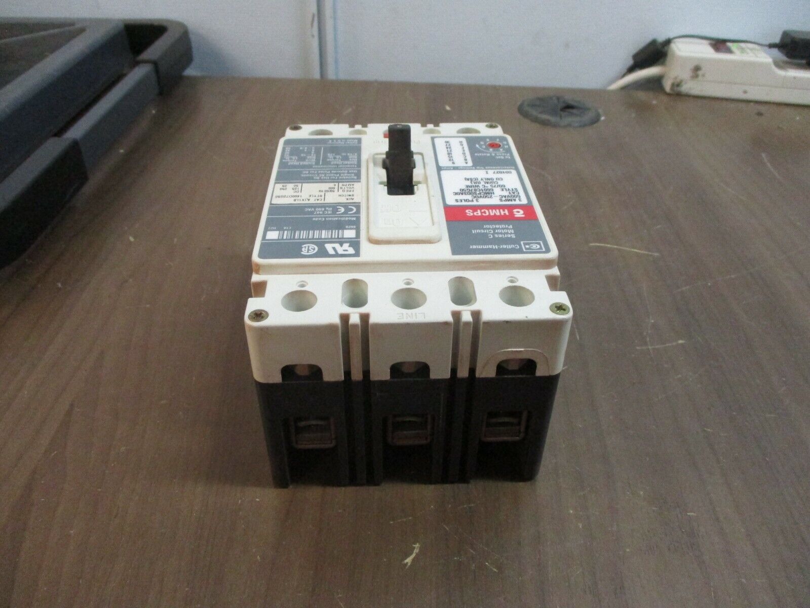 Cutler-Hammer Circuit Breaker w/ Aux HMCPS003A0C 3A 600V 3P Used