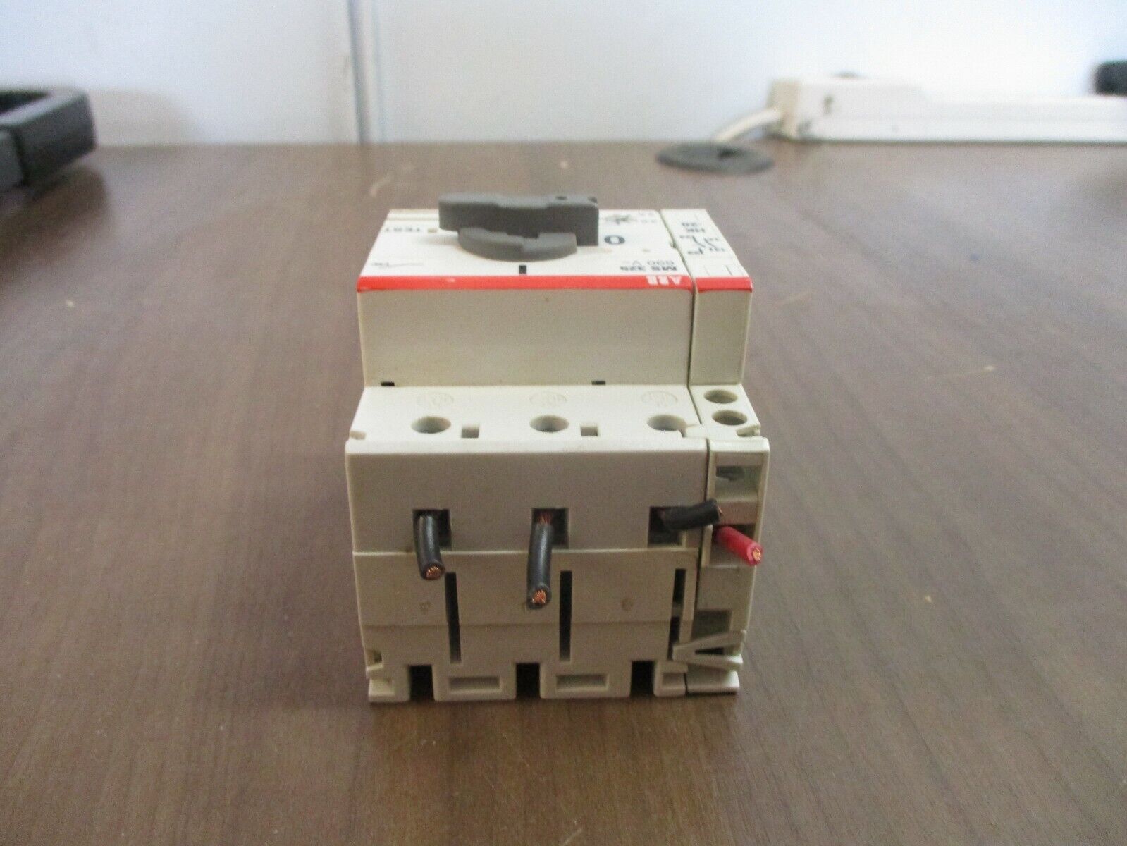 ABB Manual Starter MS 325 Trip: 2.5-4.0A 600V w/ Aux Contact, Used