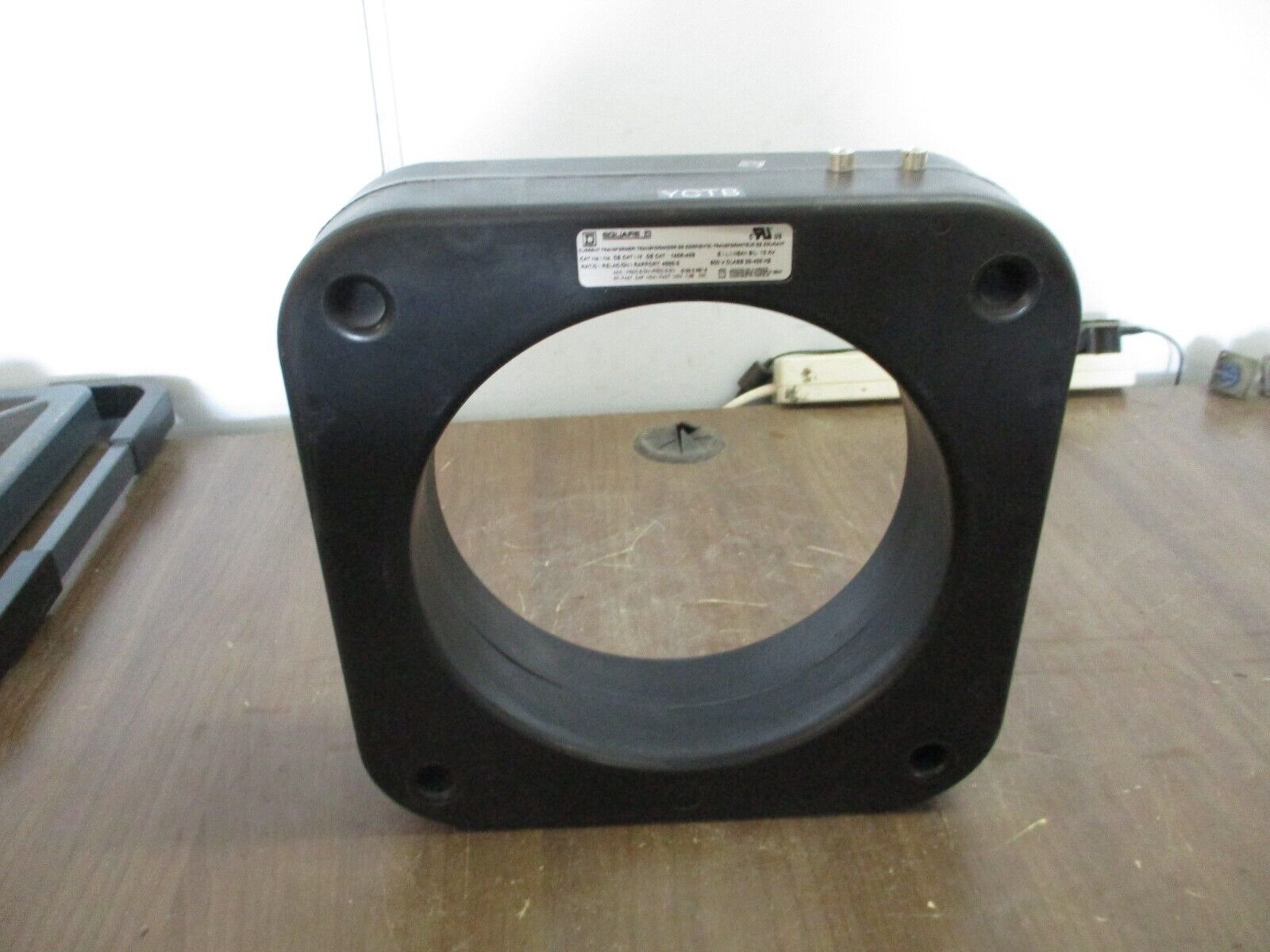 Square D Current Transformer 140R-402 Ratio 4000:5A 600V 25-400Hz 10kV BIL Used