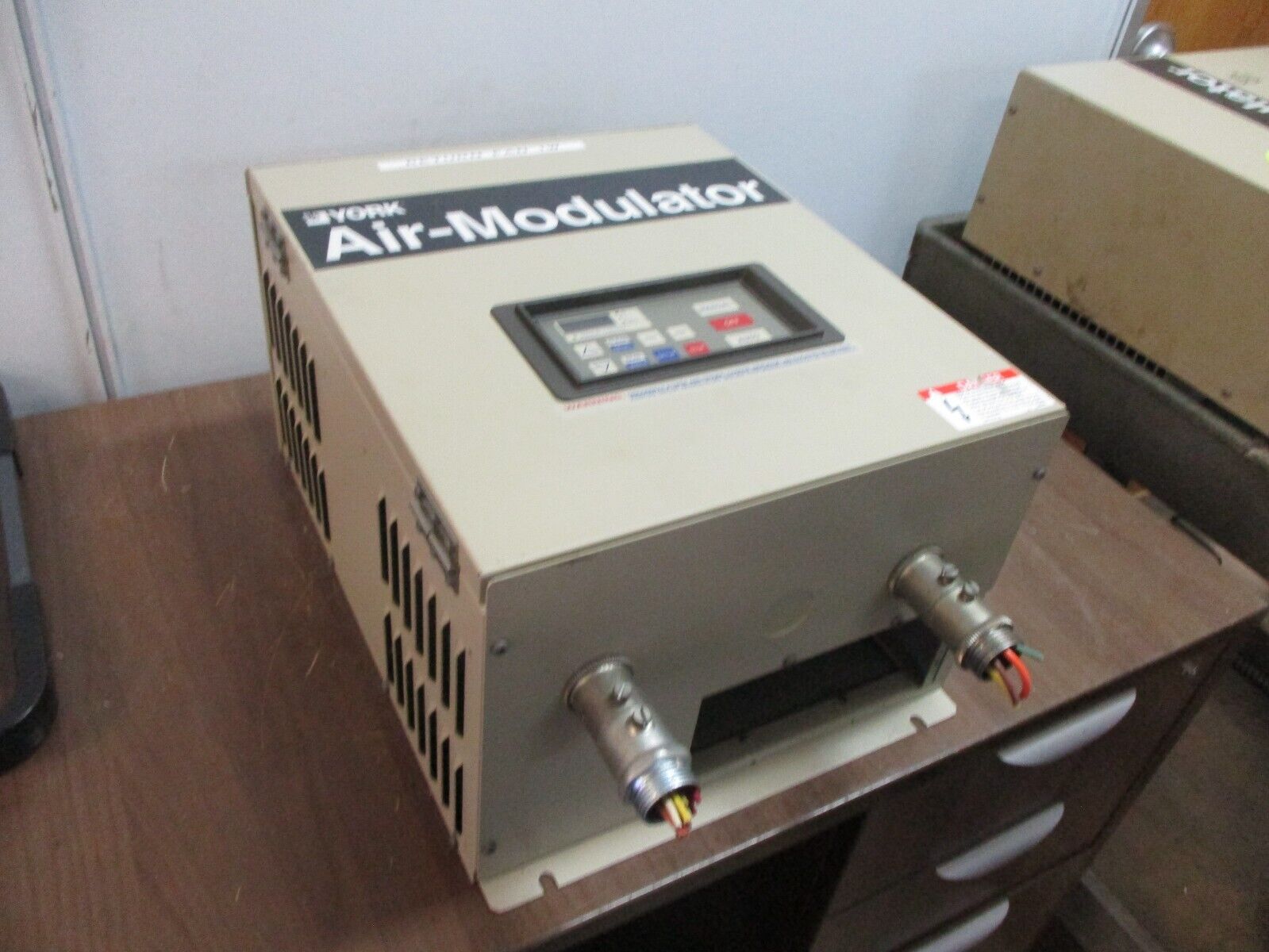 York Air Modulator AMIV-10-46 11kVA 3Ph Input: 460V 15A 3P 50/60Hz Used