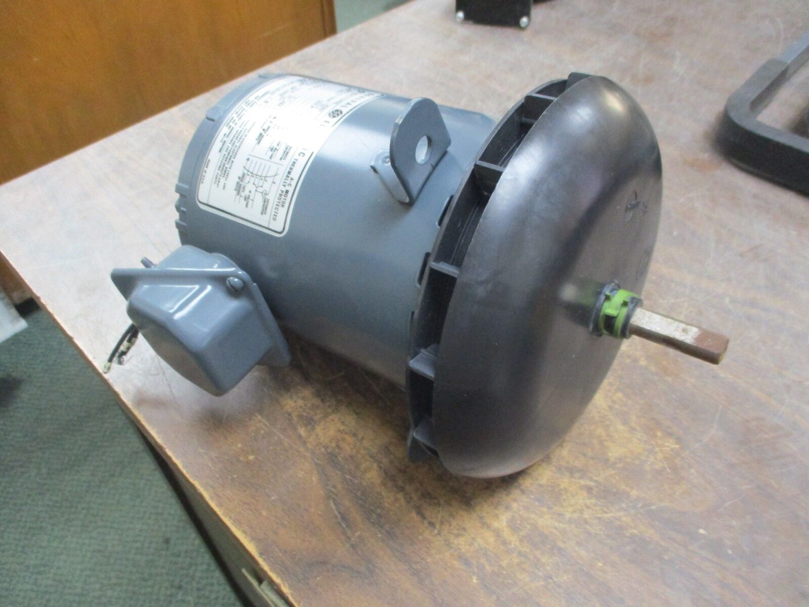 GE AC Motor 5KCP37SN6S 0.5HP 1075RPM FR:48Z 200-230/460V 1Ph 60Hz Used