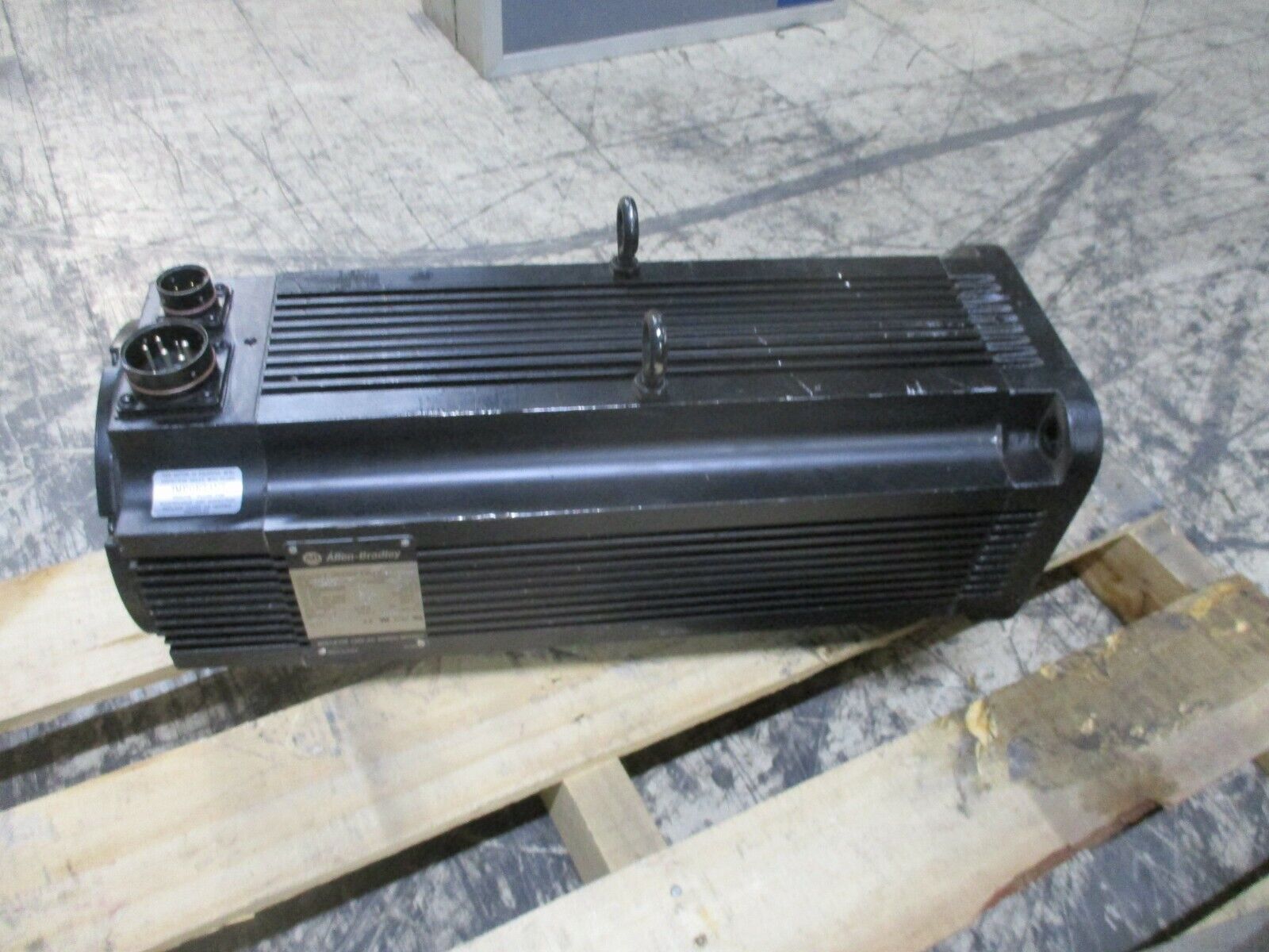 Allen-Bradley 1326 AC Servo Motor 1326AB-B740C-21 8.7KW 2000RPM 460V 20.9A Used