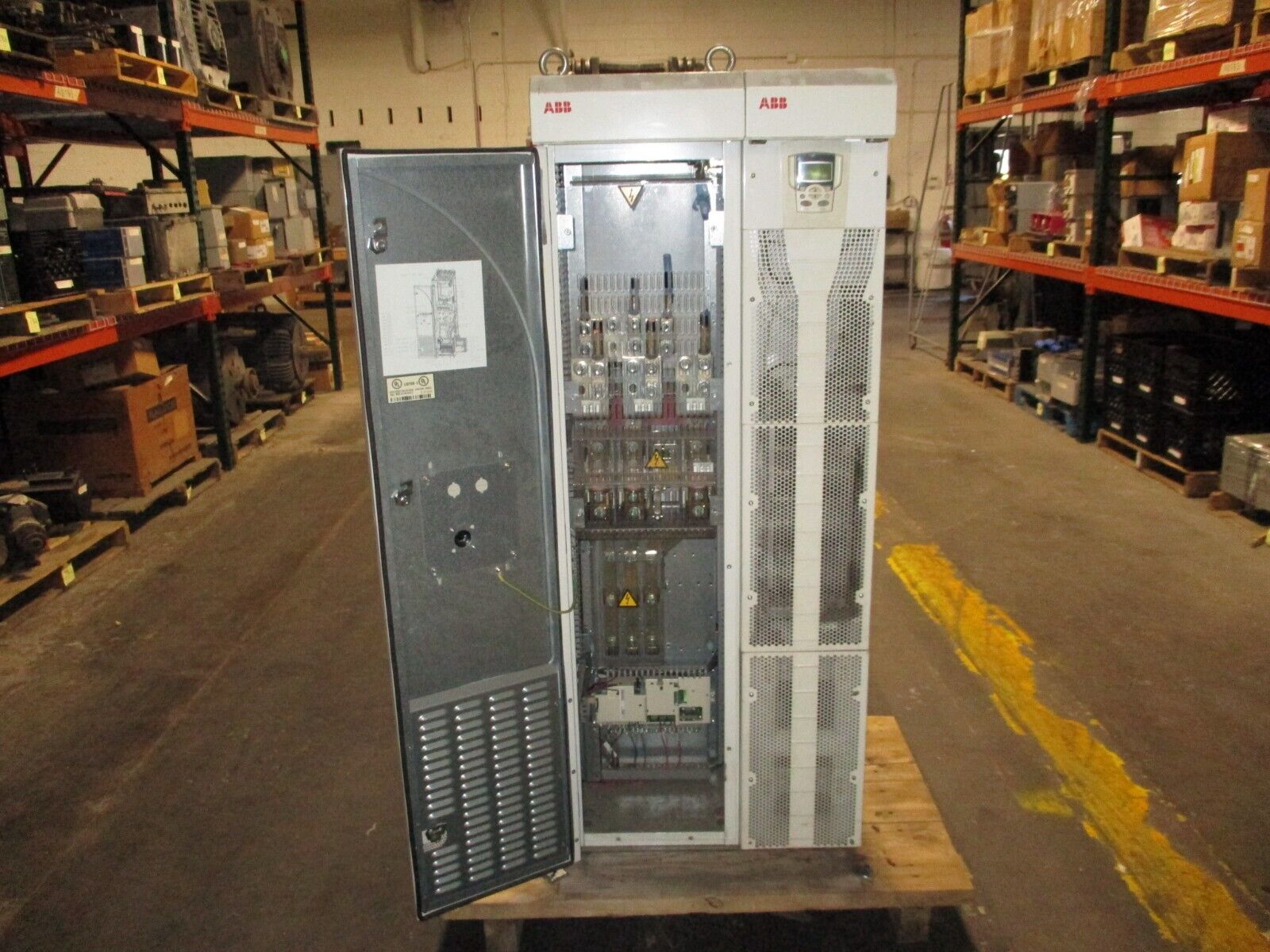 ABB ACS550 AC Drive ACS550-U2-245A-4 200HP 3Ph w/ Keypad Used