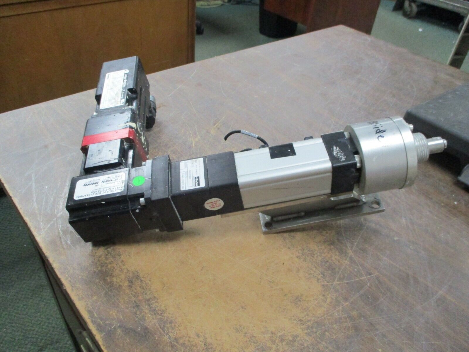 Allen-Bradley Kinetix AC Servo Motor w/ Gearbox & Linear Actuator 0.27kW 7000RPM