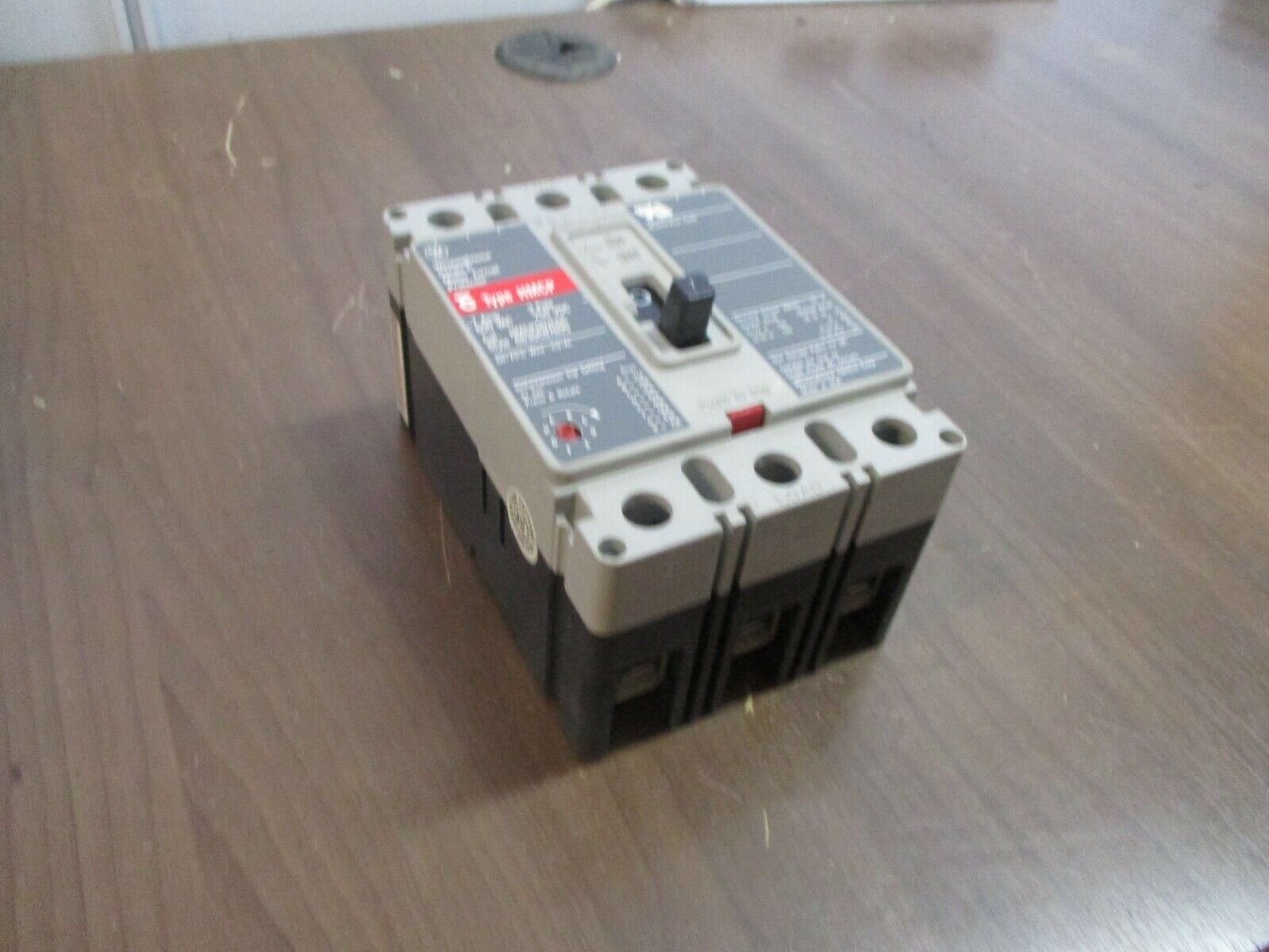 Cutler-Hammer Circuit Breaker w/ Aux HMCP007C0C 7A 600V 3P Used