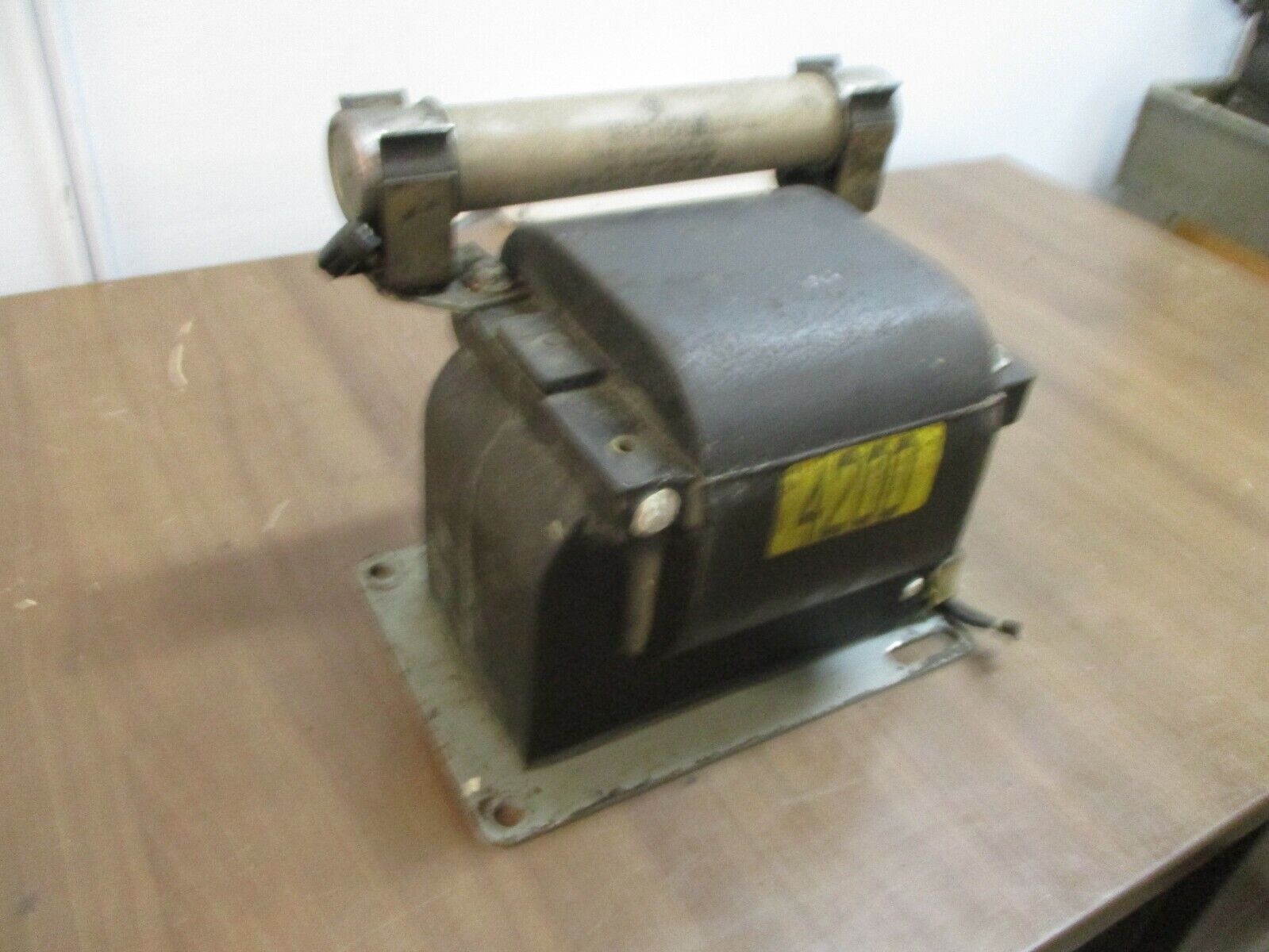 Westinghouse Type VIY-60 Voltage Transformer 7525A57G02 Pri: 4200Y/4200V 60Hz