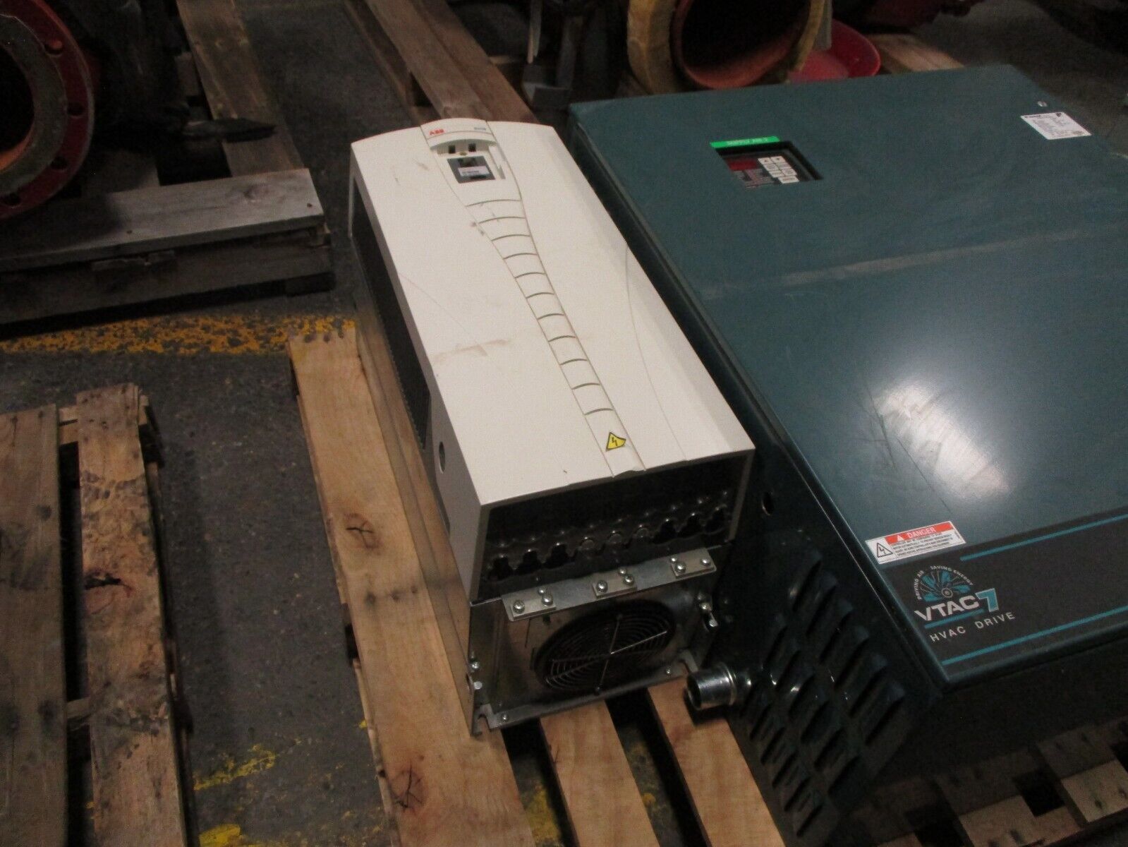 ABB ACH550 AC Drive ACH550-UH-221A-2 75HP *No Keypad* Used