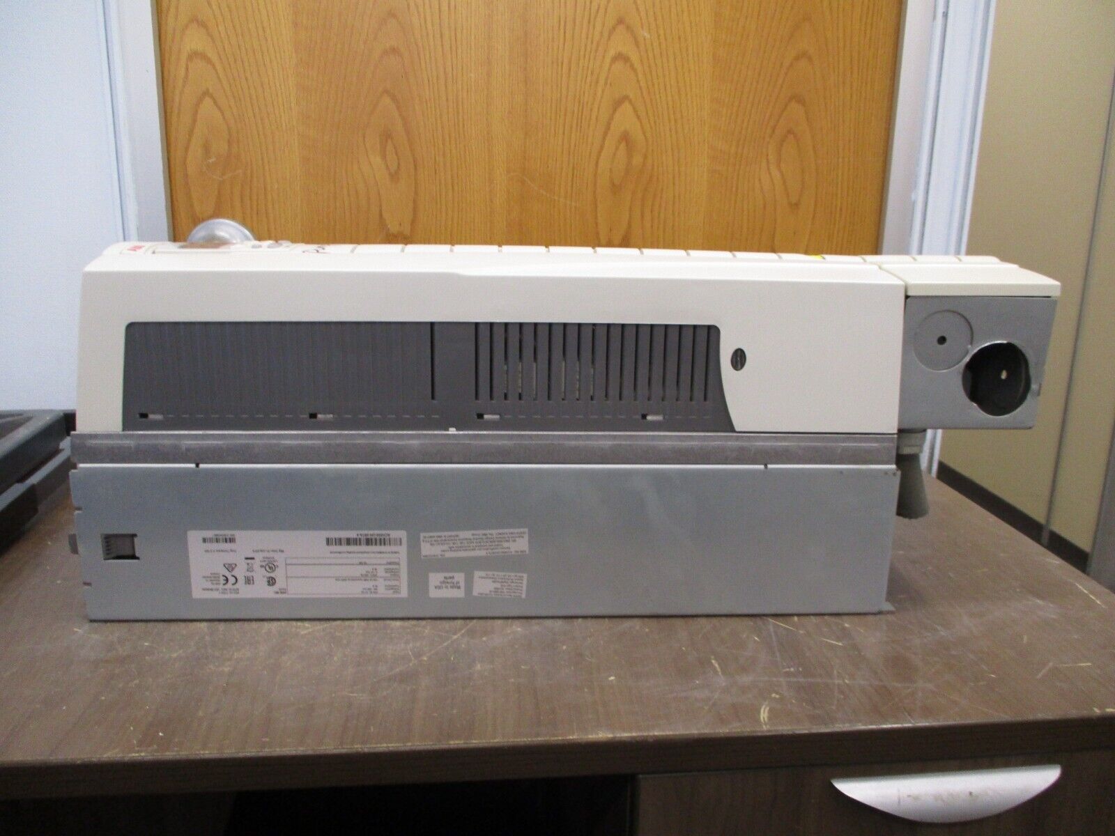 ABB ACH550 AC Drive ACH550-UH-097A-4 75HP 3Ph w/ Keypad *Cracked Casing* Used