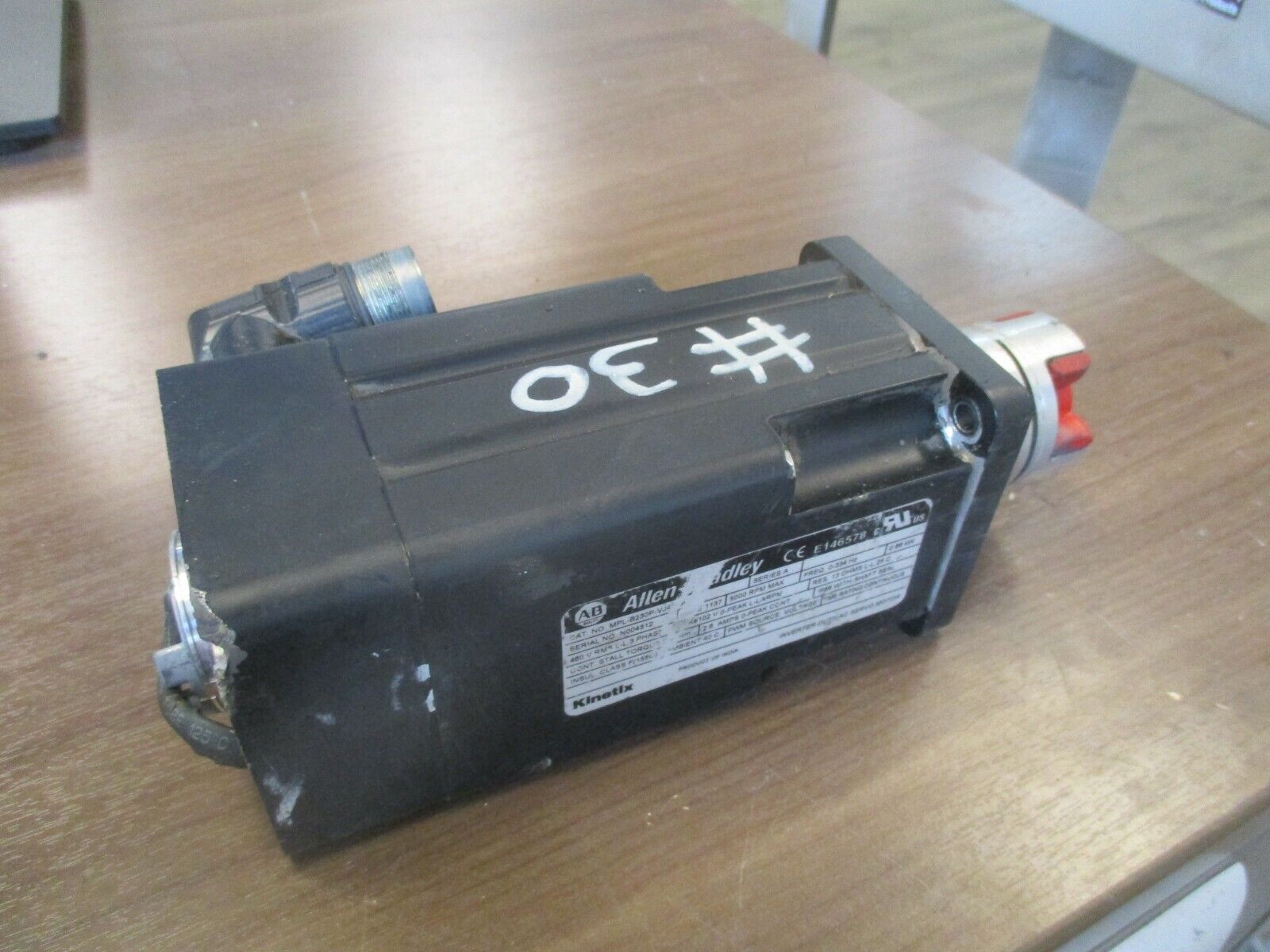 Allen-Bradley Kinetix AC Servo Motor MPL-B230P-VJ42AA Ser. A 0.86KW 5000RPM Used