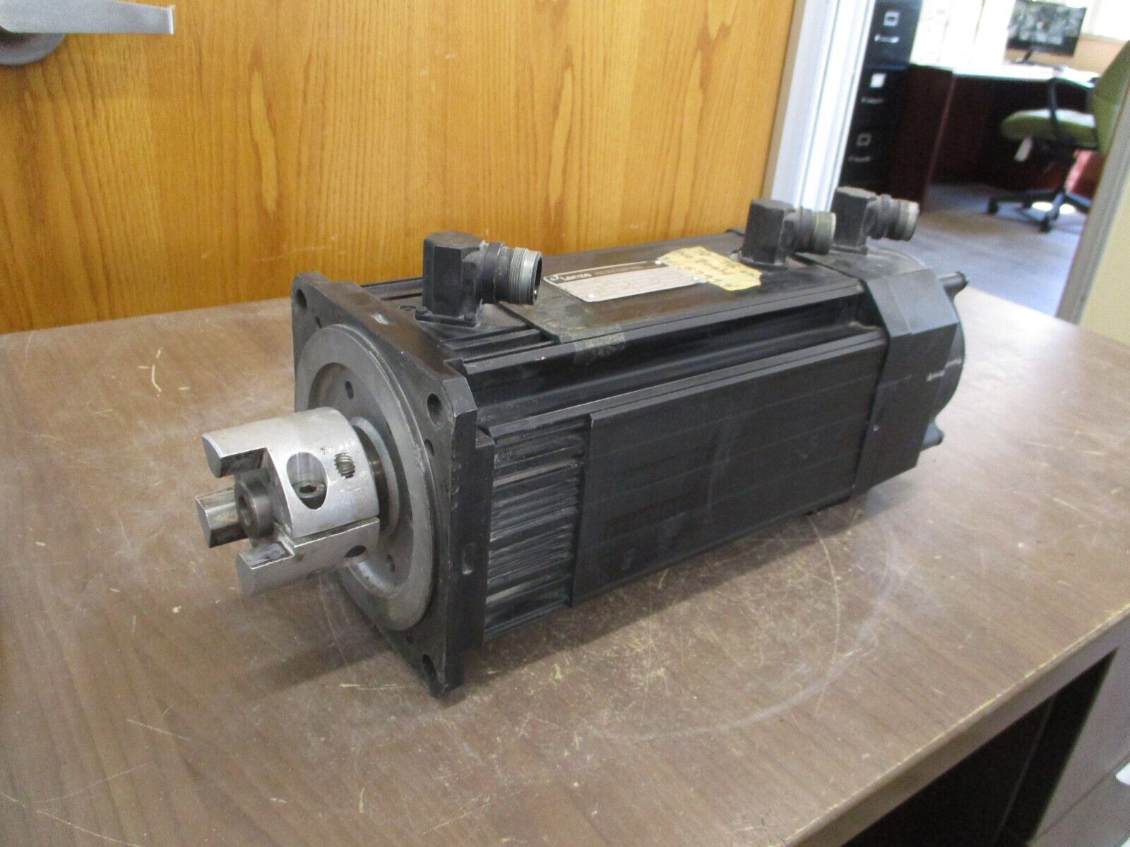 Lenze AC Servo Motor MDFKARS080-22 3.9KW 390V 9.1A 120Hz 3455RPM Used