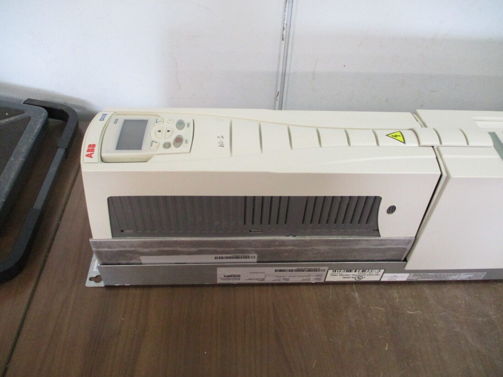 ABB ACH550 AC Drive w/ Bypass ACH550-VDR-023A-4+F267 15HP 3Ph w/ Keypad Used