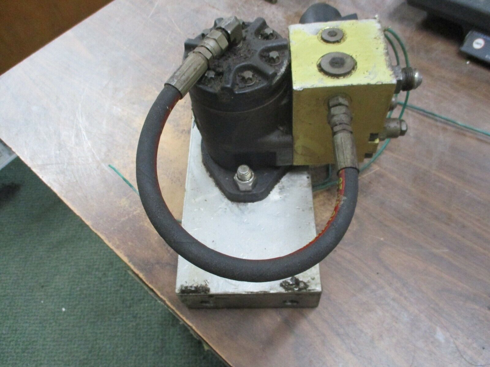 Eaton Char-Lynn Hydraulic Motor 158-400-001 Displacement: 2.2 Cubic In Per Rev.