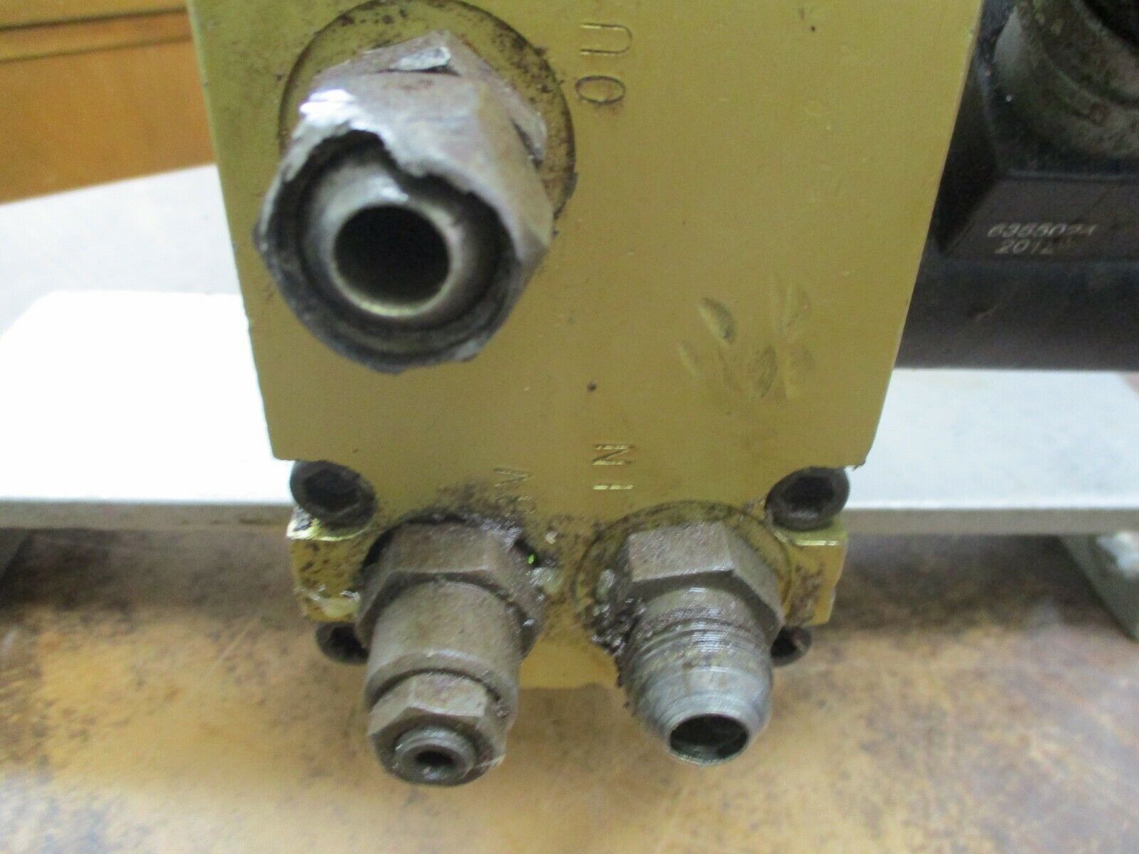 Eaton Char-Lynn Hydraulic Motor 158-400-001 Displacement:2.2 Cubic In Per Rev.