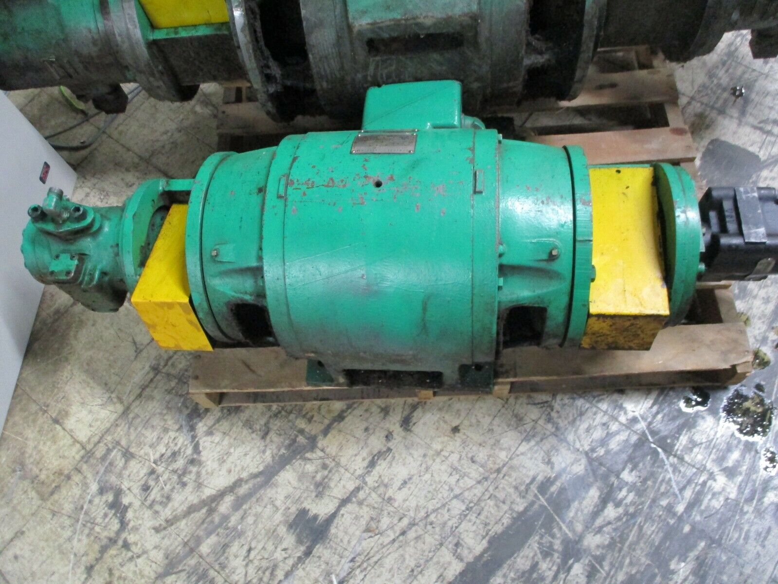 Vickers Pumps w/ Motor V-2305-C4/P131C505XXBC05-23 20HP 1200RPM 220/440V Used