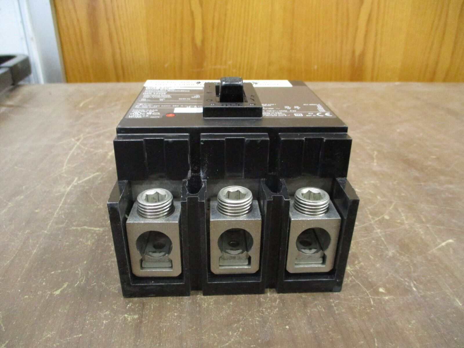 Square D PowerPact Circuit Breaker QDL32225 225A 240V 3P Used