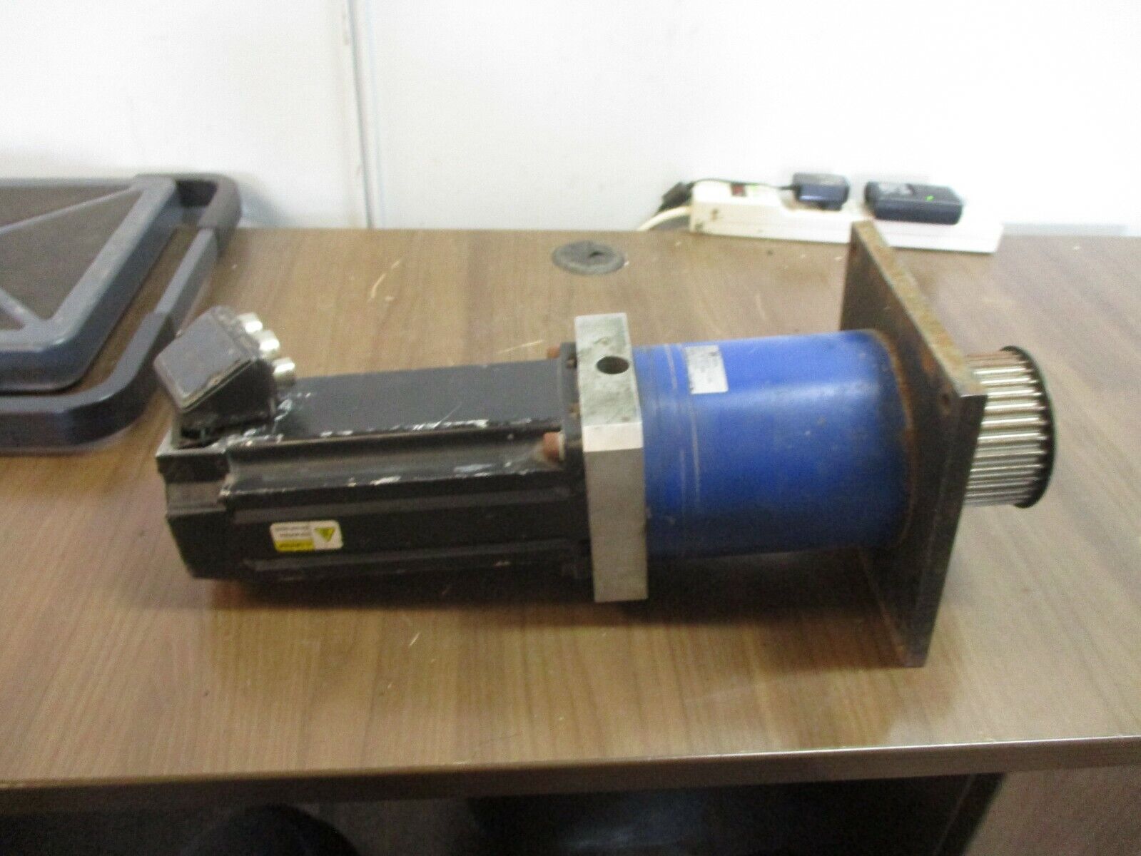 Allen-Bradley Kinetix AC Servo Motor w/ Reducer MPL-B430P-MJ24AA 3HP 3Ph 460V