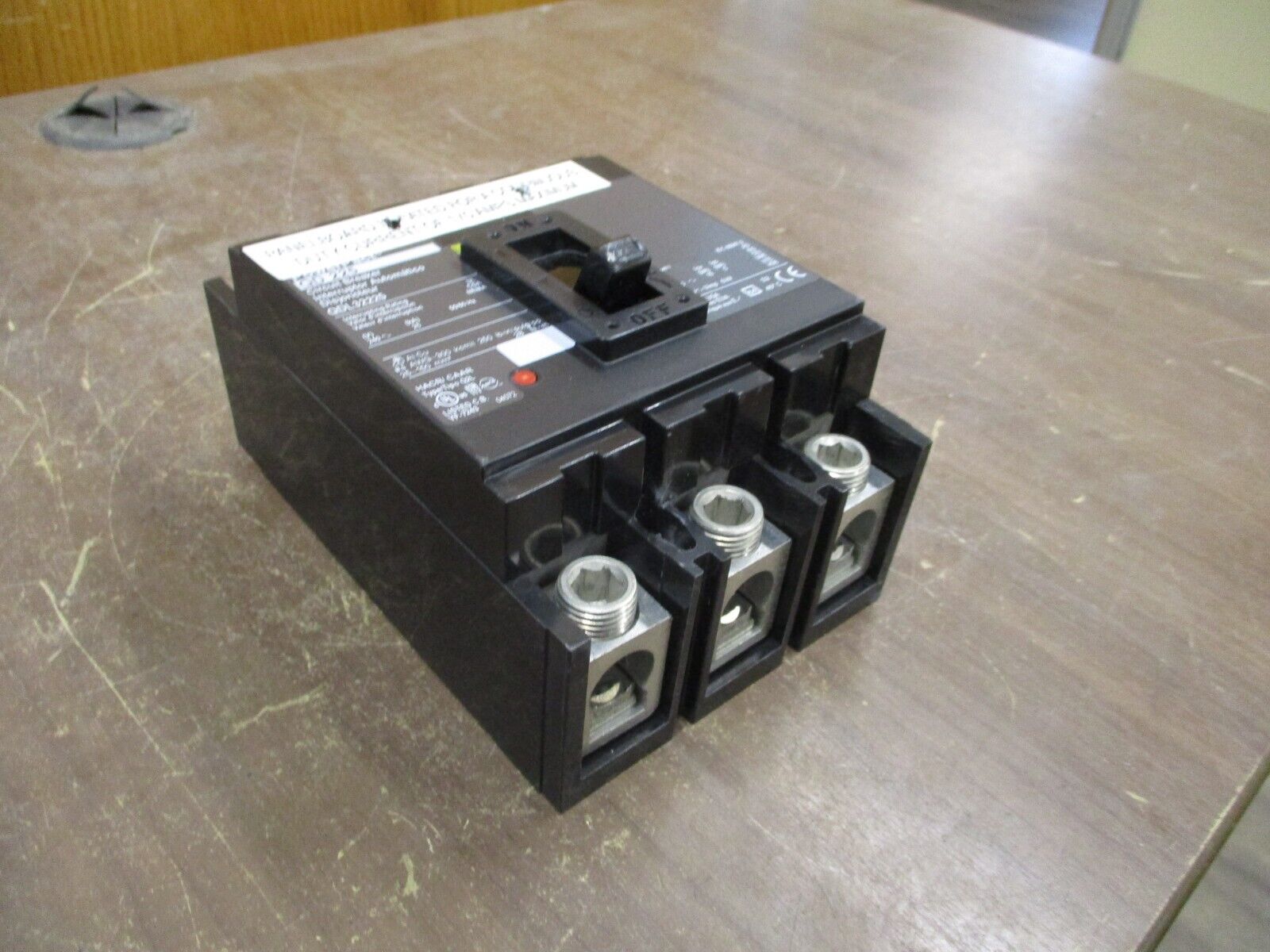 Square D PowerPact Circuit Breaker QDL32225 225A 240V 3P Used