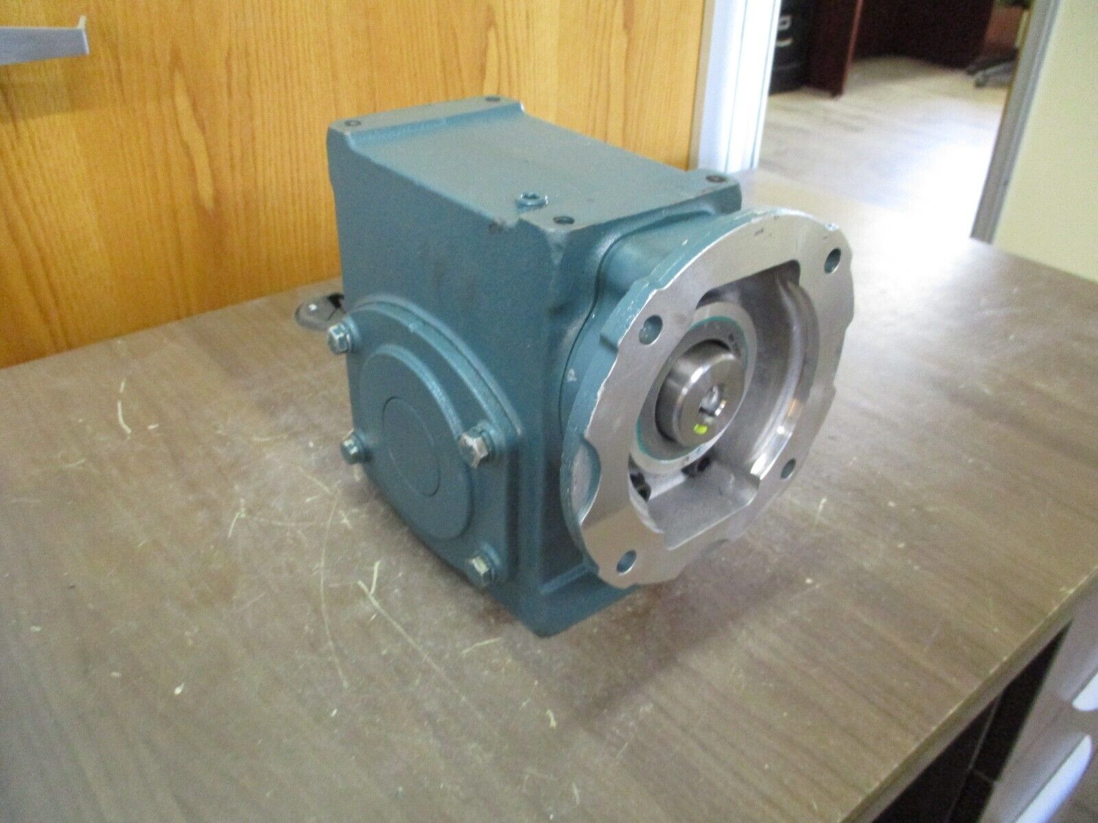 Right Angle Reducer 26Q25R56 Ratio 25:1 2.26HP In 1677 LB-In Torque Out Used