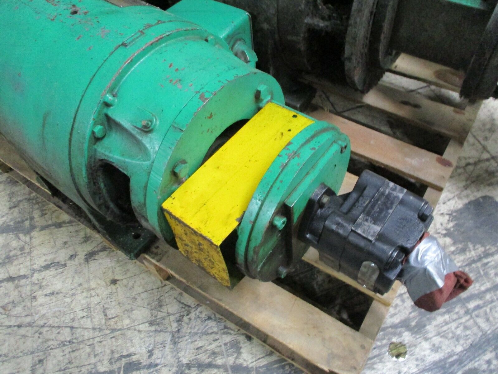 Vickers Pumps w/ Motor V-2305-C4/P131C505XXBC05-23 20HP 1200RPM 220/440V Used