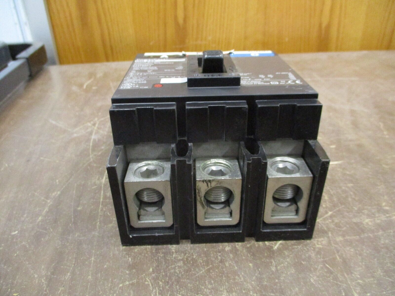 Square D PowerPact QB225 Circuit Breaker QBP32225TP 225A 240V 3P Used