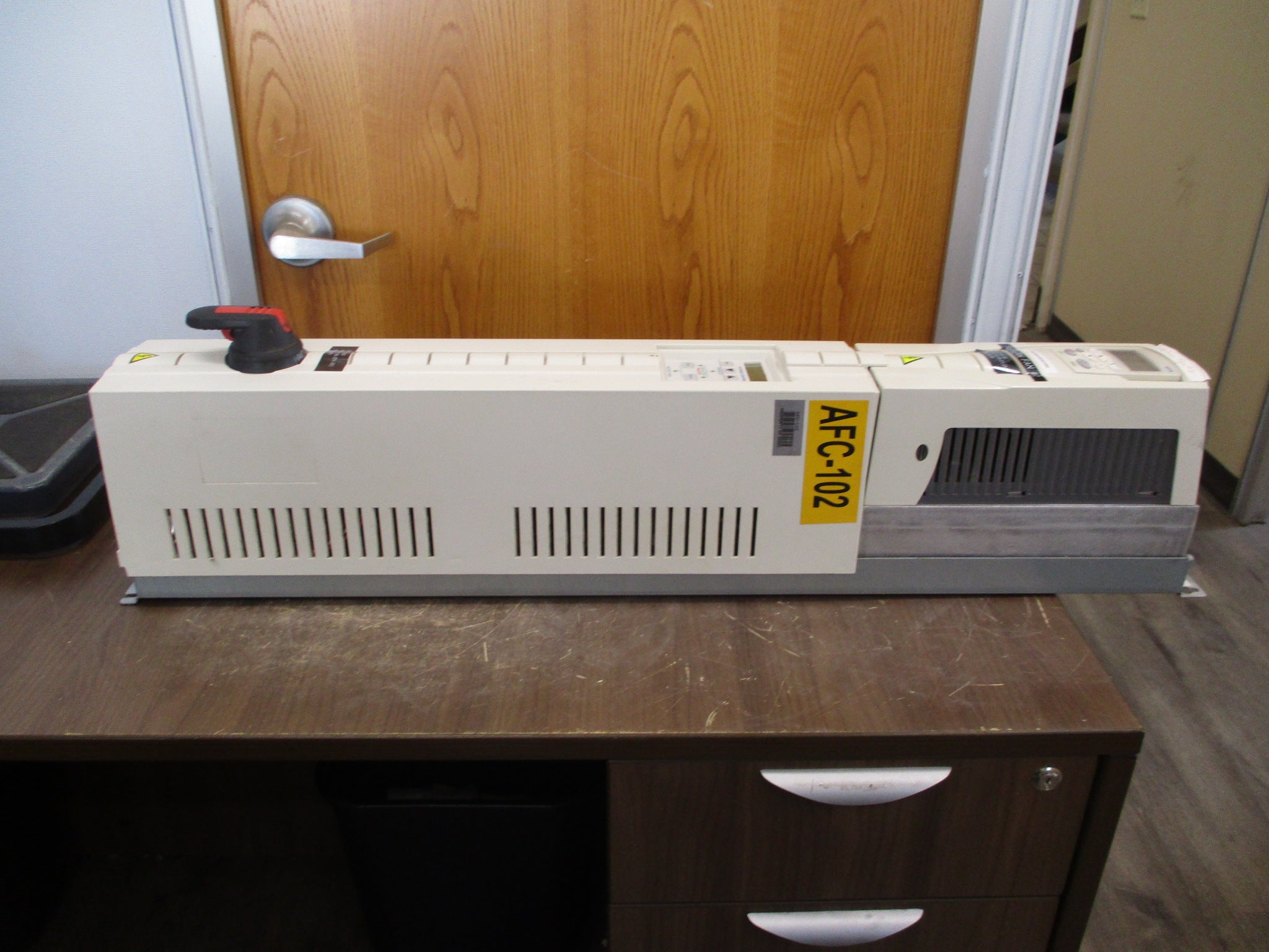 ABB ACH550 AC Drive w/ Bypass ACH550-VCR-04A6-2+F267 1HP 3Ph w/ Keypad Used