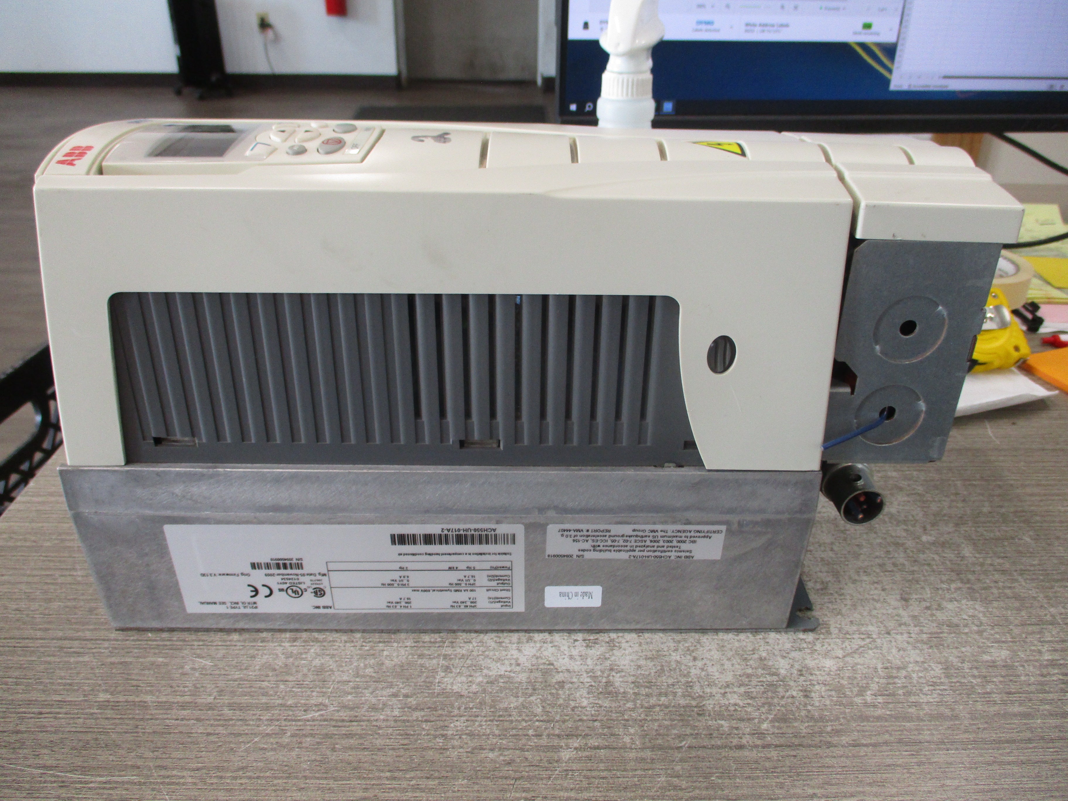 ABB ACH550 AC Drive ACH550-UH-017A-2 5HP/2HP Input: 3PH 48-63HZ 208-240VAC 17A / 1PH 4-63Hz 208-240VAC 16.7A Output: 3PH 0-500Hz 0-U1VAC 16.7A / 3PH 0-U1VAC 6.8A W/Keypad Used