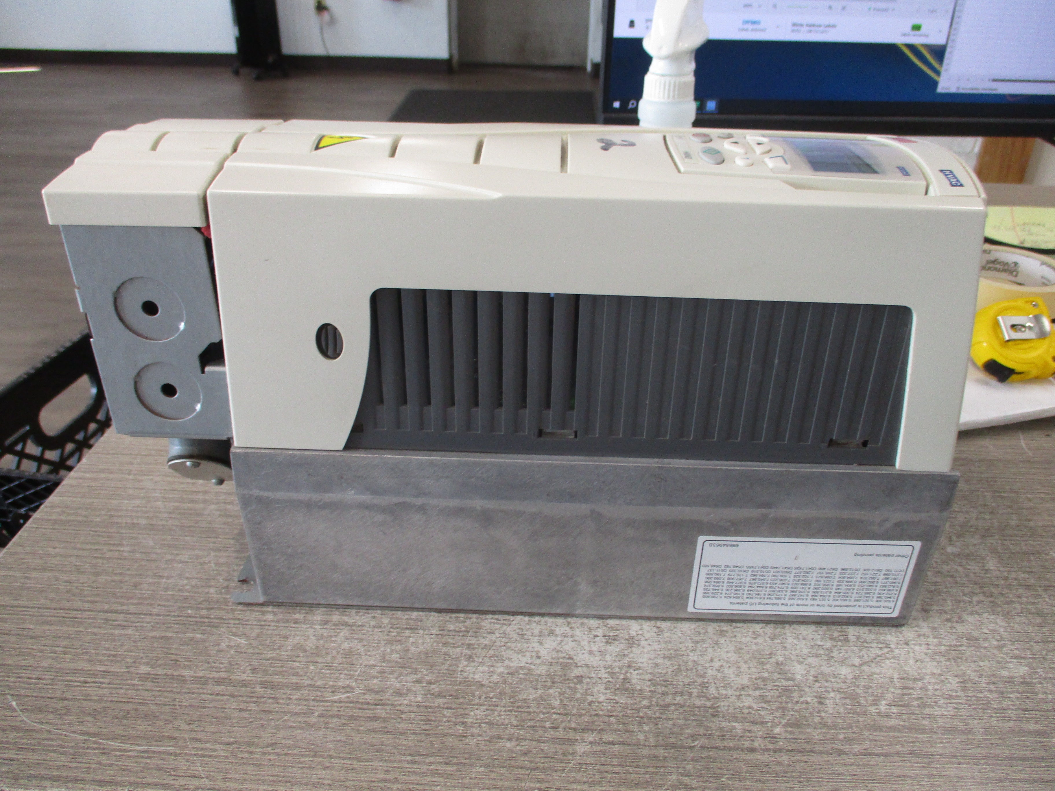 ABB ACH550 AC Drive ACH550-UH-017A-2 5HP/2HP Input: 3PH 48-63HZ 208-240VAC 17A / 1PH 4-63Hz 208-240VAC 16.7A Output: 3PH 0-500Hz 0-U1VAC 16.7A / 3PH 0-U1VAC 6.8A W/Keypad Used