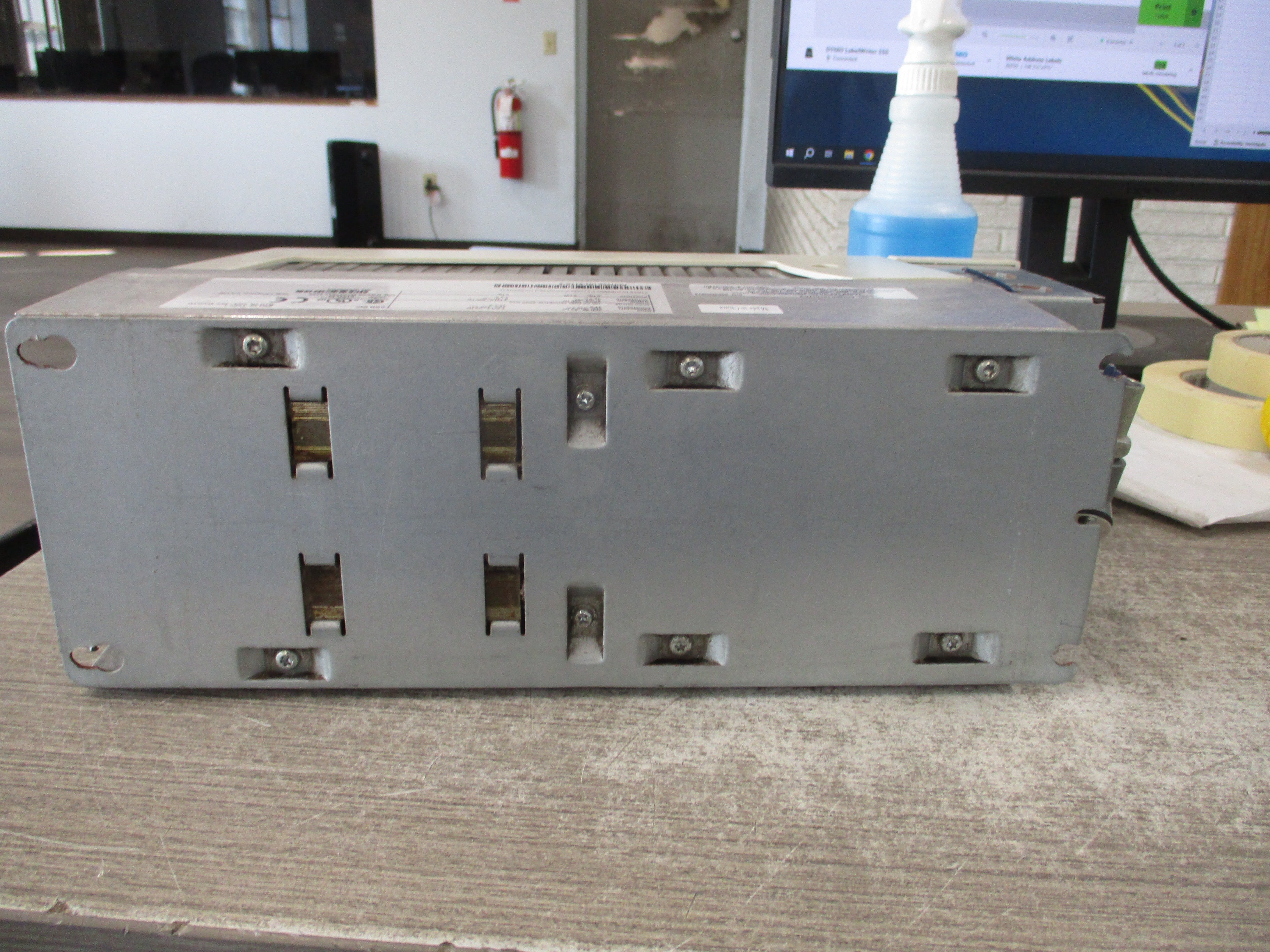 ABB ACH550 AC Drive ACH550-UH-017A-2 5HP/2HP Input: 3PH 48-63HZ 208-240VAC 17A / 1PH 4-63Hz 208-240VAC 16.7A Output: 3PH 0-500Hz 0-U1VAC 16.7A / 3PH 0-U1VAC 6.8A W/Keypad Used