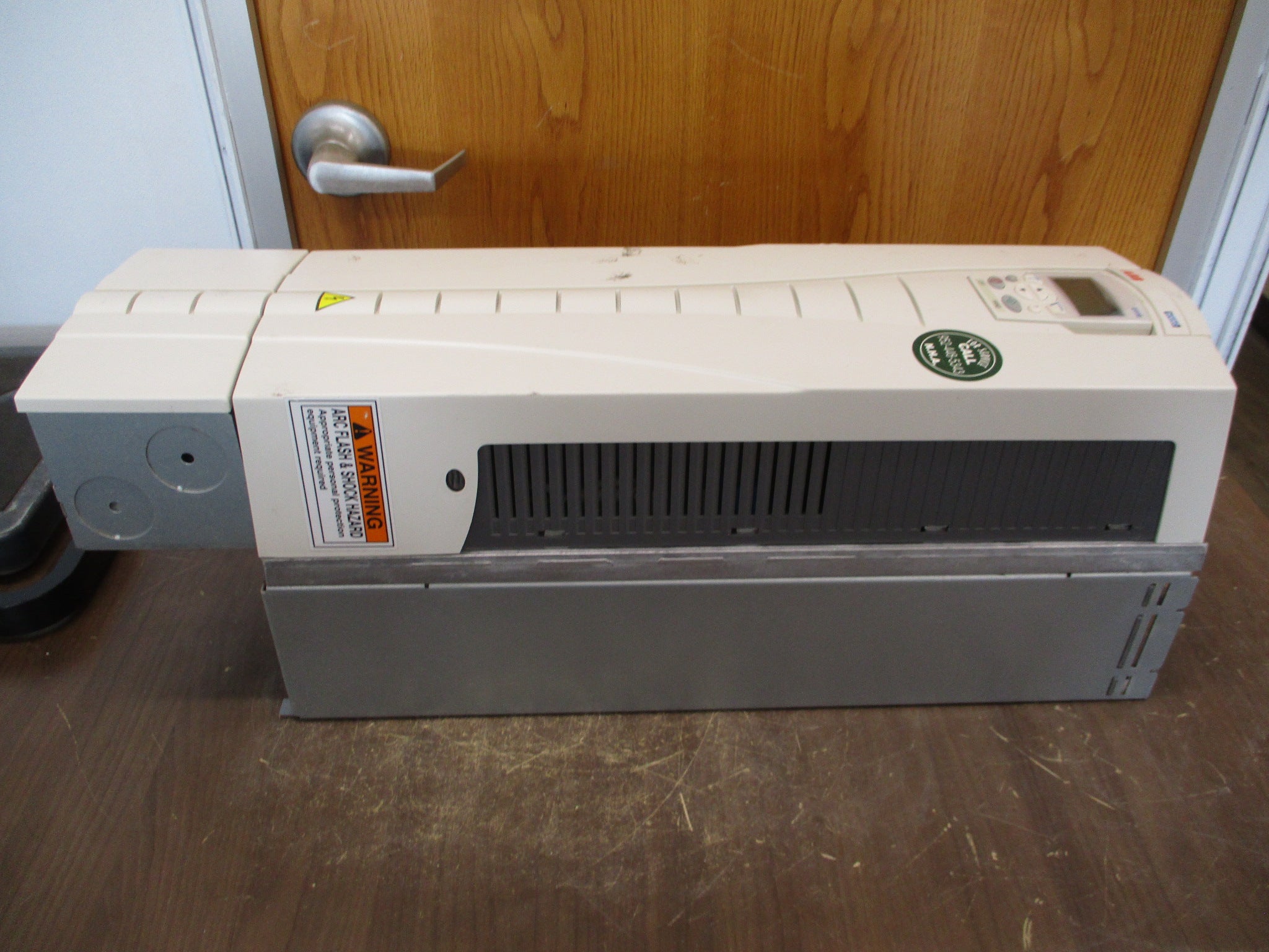 ABB ACH550 AC Drive ACH550-UH-072A-4 50HP 3Ph w/ Keypad *Cracked Cover* Used