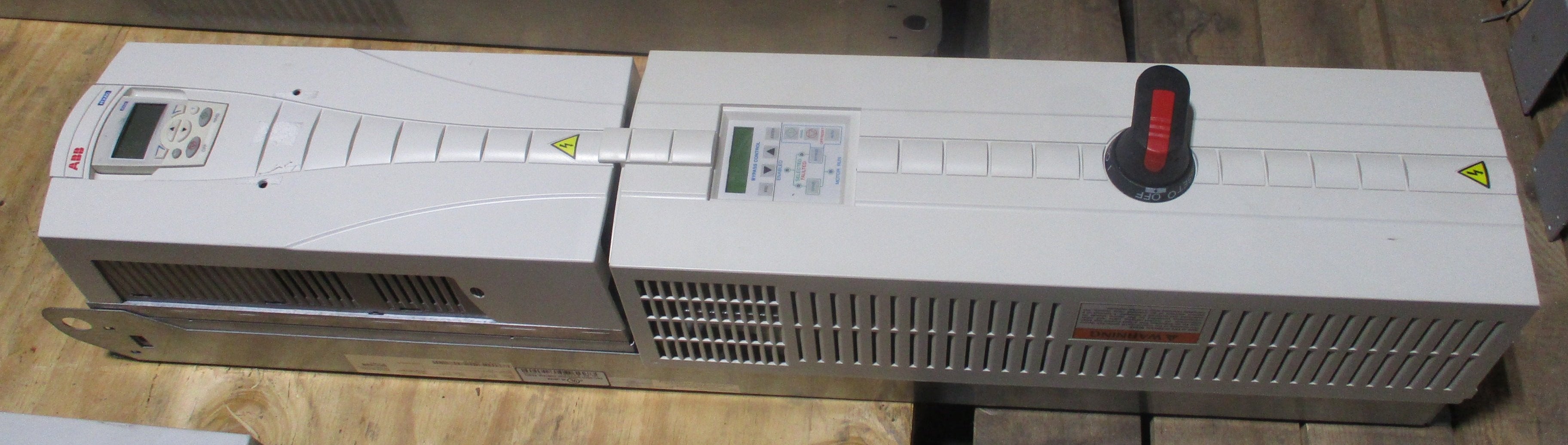 ABB ACH550 AC Drive W/Bypass ACH550-VCR-038A-4+F267 25HP 3Ph Input: 3PH 48-63Hz 380-480VAC 38A Output: 3PH 0-500Hz 0-U1VAC 38A W/Keypad Used