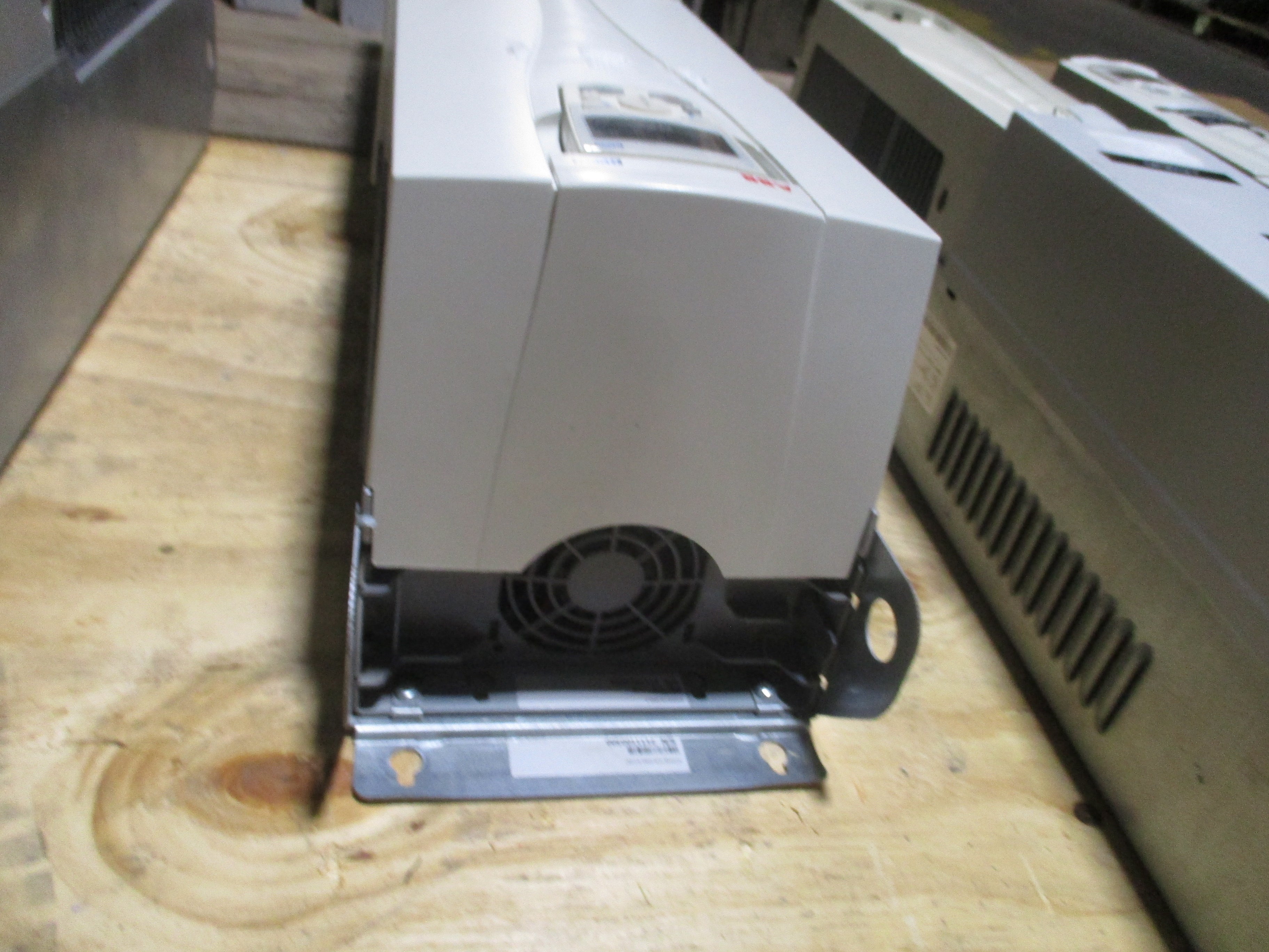 ABB ACH550 AC Drive W/Bypass ACH550-VCR-038A-4+F267 25HP 3Ph Input: 3PH 48-63Hz 380-480VAC 38A Output: 3PH 0-500Hz 0-U1VAC 38A W/Keypad Used