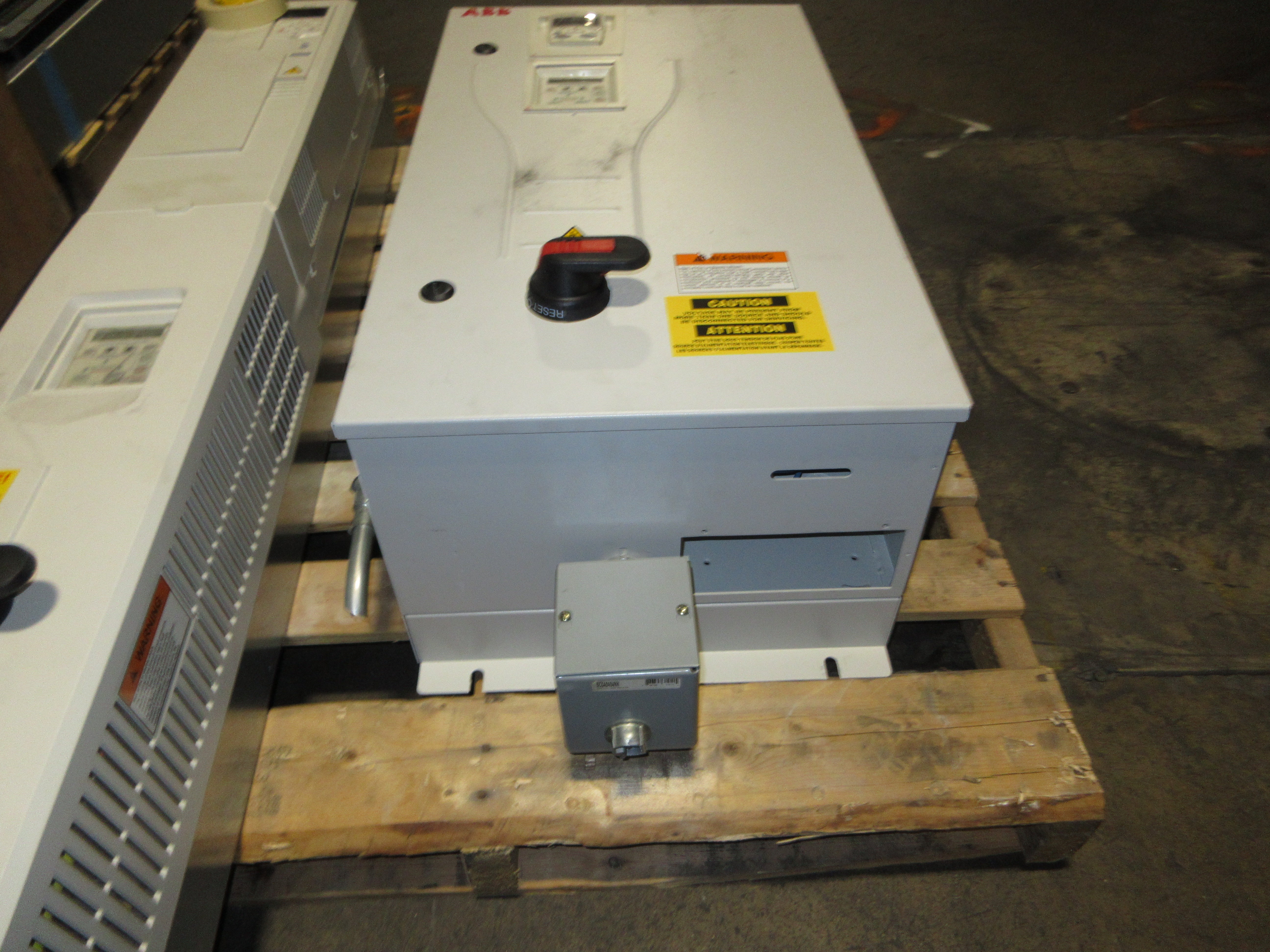 ABB ACH550 AC Drive w/ Bypass ACH550-BCR-012A-4+F267 7.5HP 3Ph w/ Keypad Used