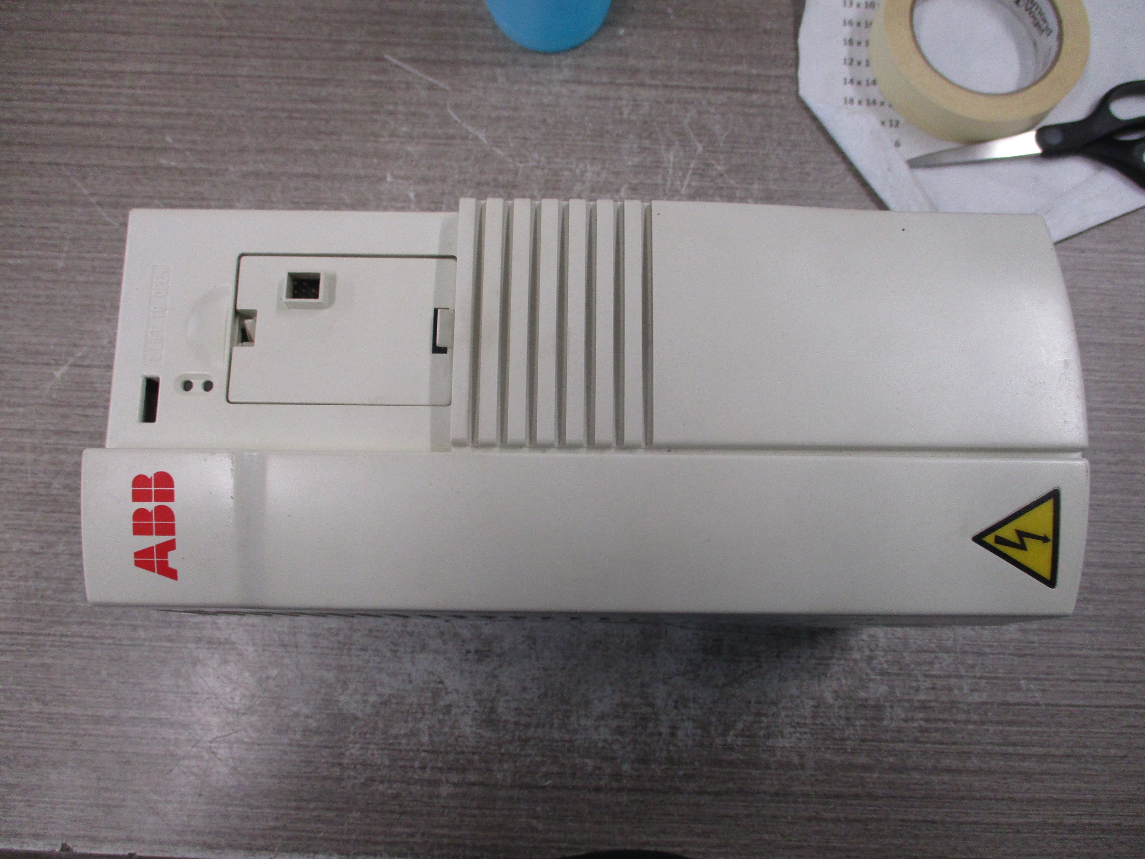 ABB ACH401 AC Drive ACH401B00632 7.5HP 3Ph Input: 3PH 380-480V Output: 3PH 0-480V *No Keypad* *Broken Cover Clips* Used