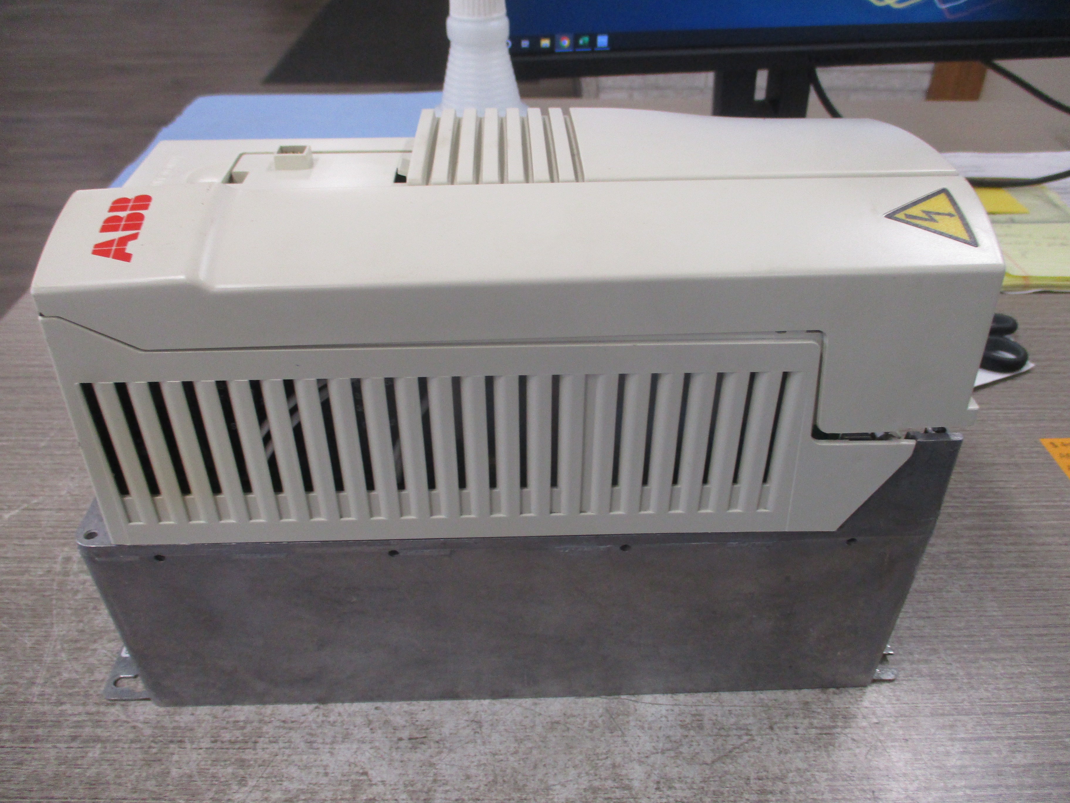 ABB ACH401 AC Drive ACH401B00632 7.5HP 3Ph Input: 3PH 380-480V Output: 3PH 0-480V *No Keypad* *Broken Cover Clips* Used