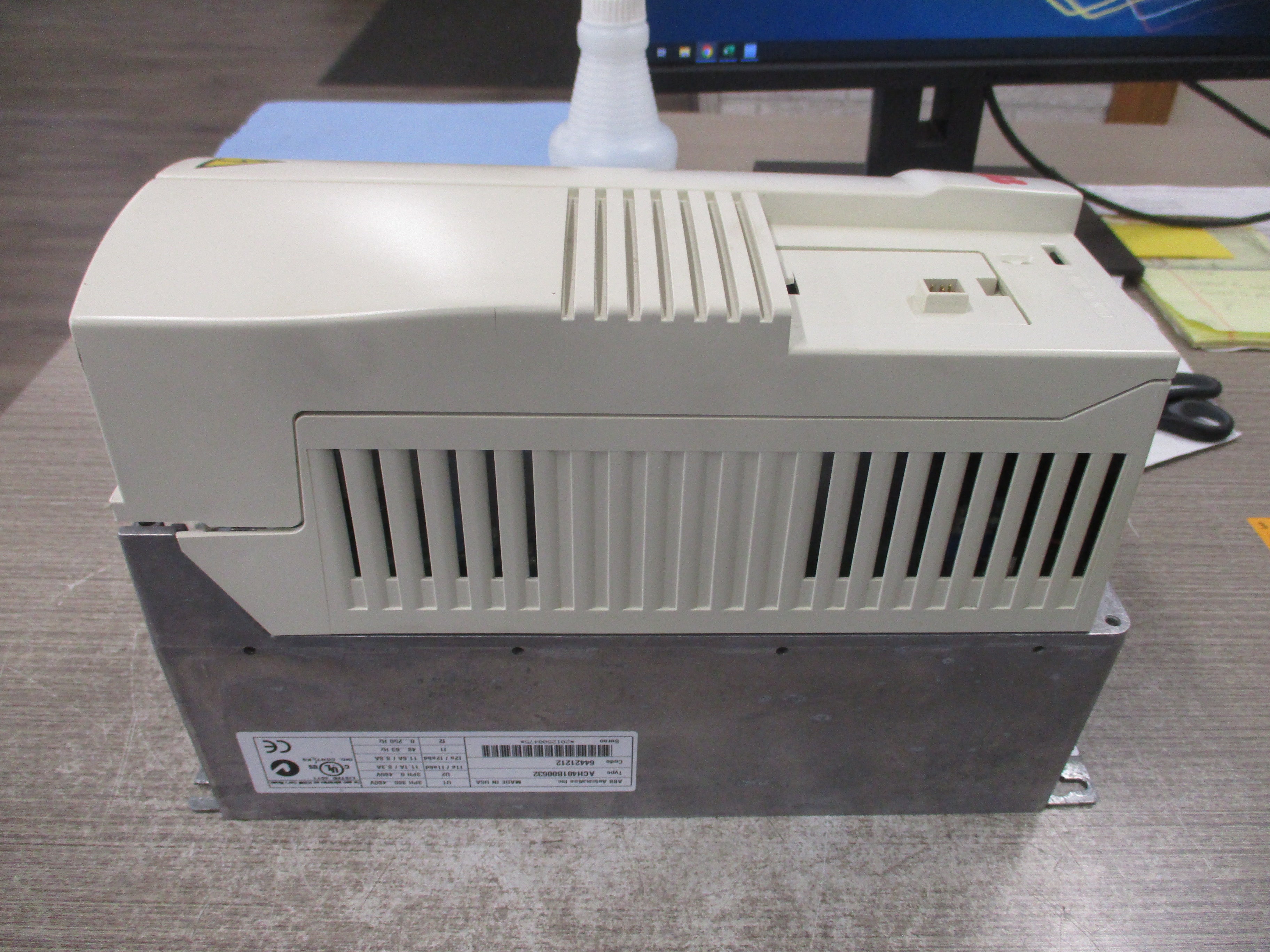 ABB ACH401 AC Drive ACH401B00632 7.5HP 3Ph Input: 3PH 380-480V Output: 3PH 0-480V *No Keypad* *Broken Cover Clips* Used