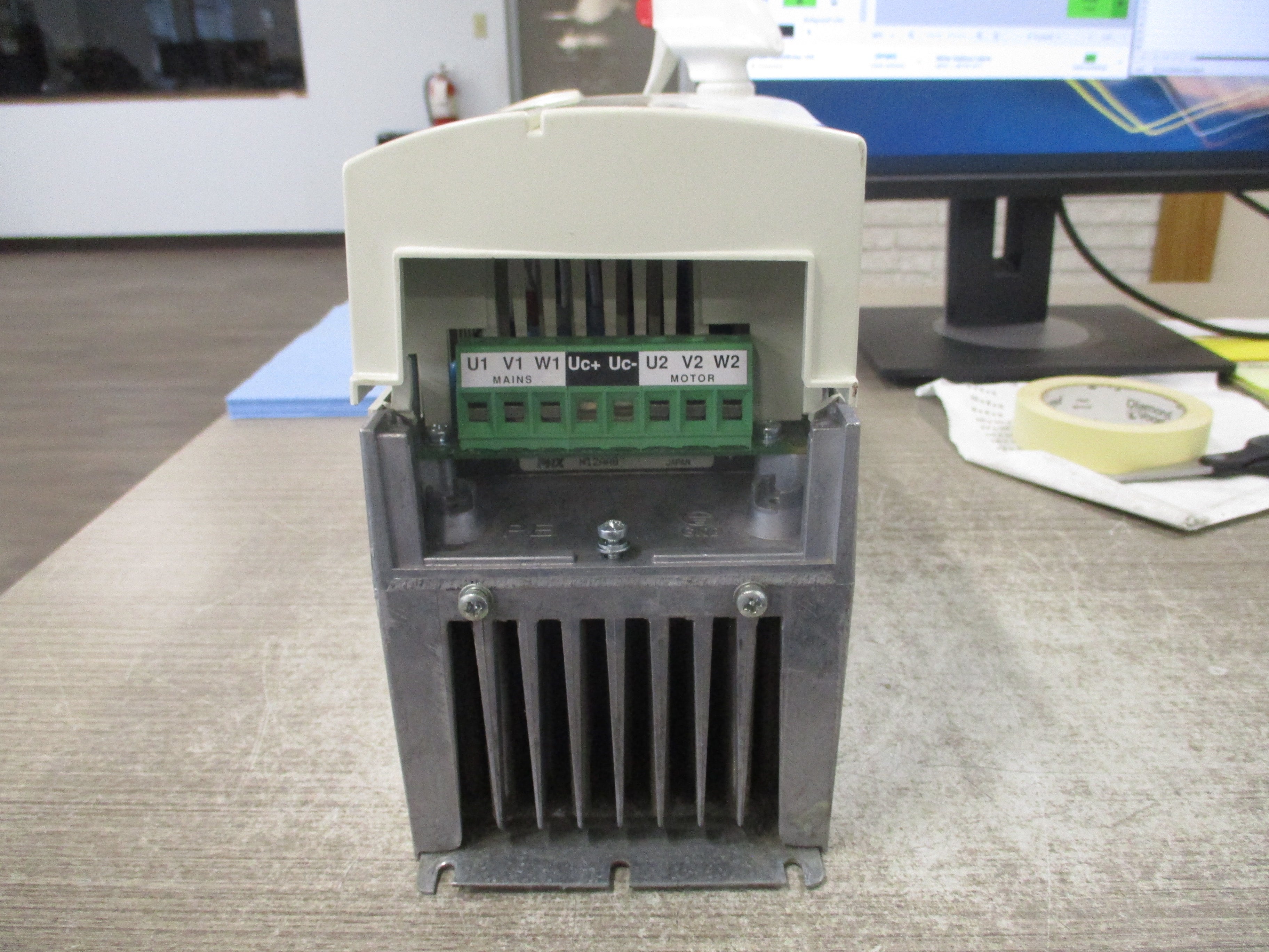 ABB ACH401 AC Drive ACH401B00632 7.5HP 3Ph Input: 3PH 380-480V Output: 3PH 0-480V *No Keypad* *Broken Cover Clips* Used