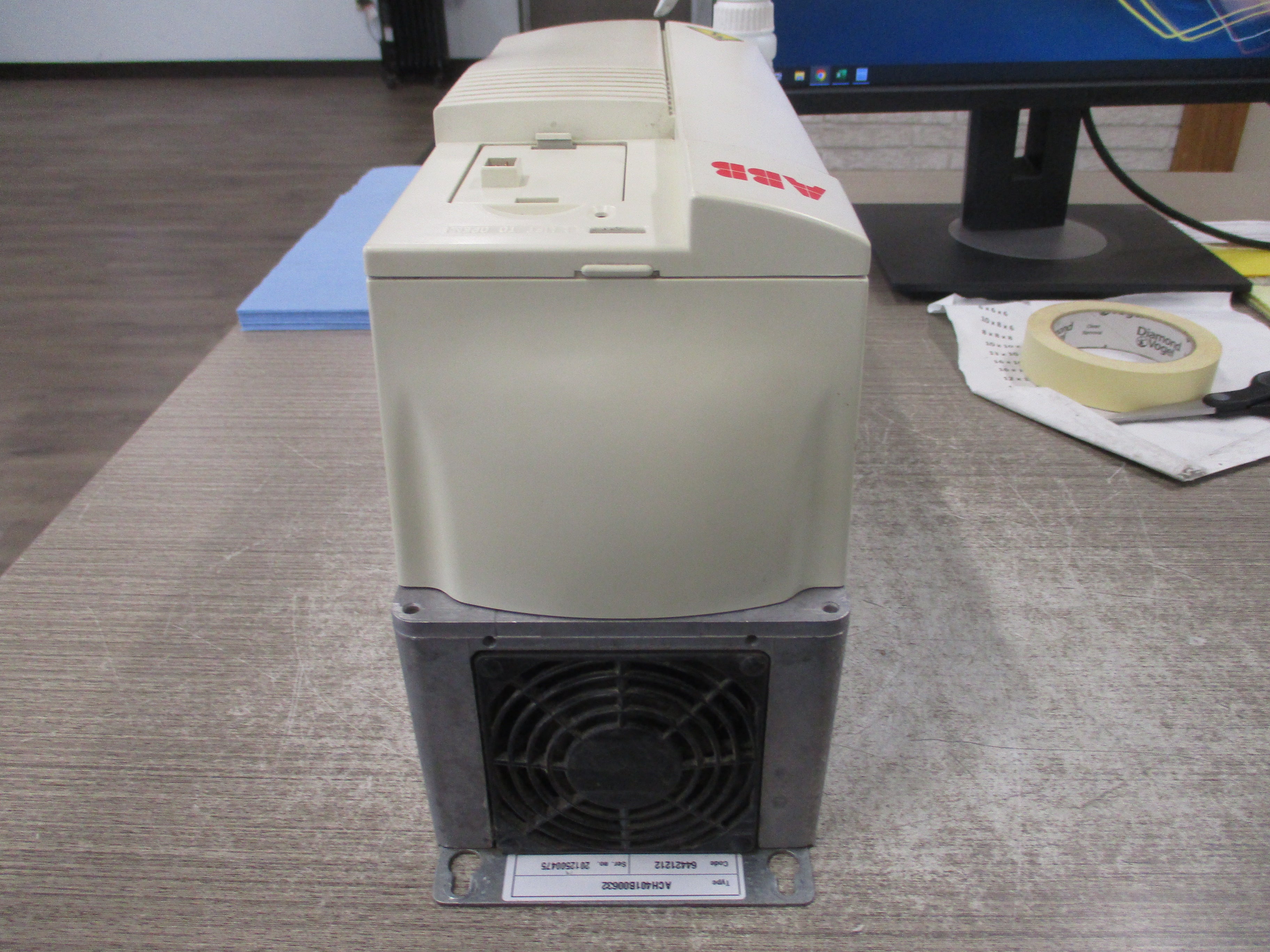 ABB ACH401 AC Drive ACH401B00632 7.5HP 3Ph Input: 3PH 380-480V Output: 3PH 0-480V *No Keypad* *Broken Cover Clips* Used