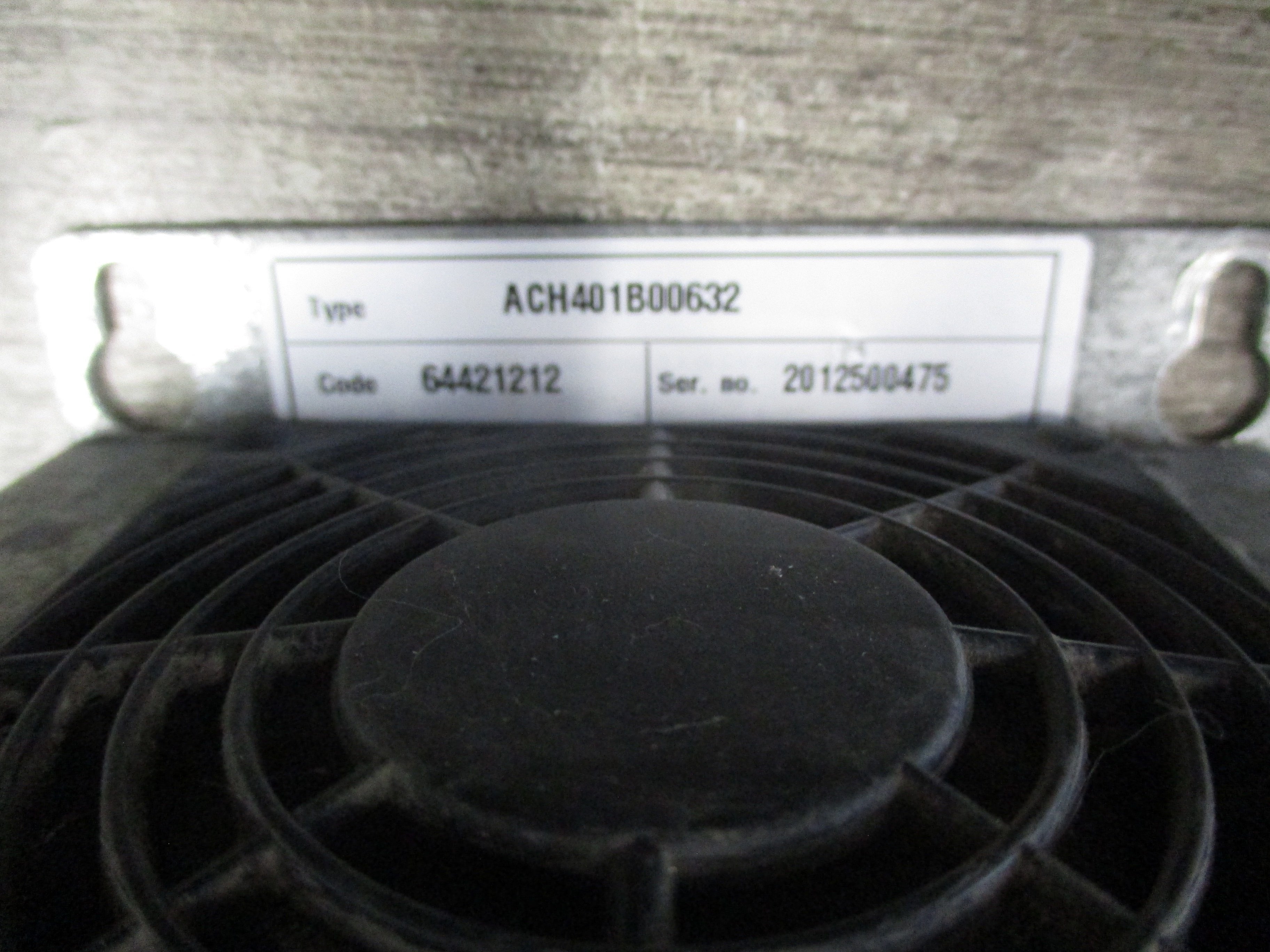 ABB ACH401 AC Drive ACH401B00632 7.5HP 3Ph Input: 3PH 380-480V Output: 3PH 0-480V *No Keypad* *Broken Cover Clips* Used