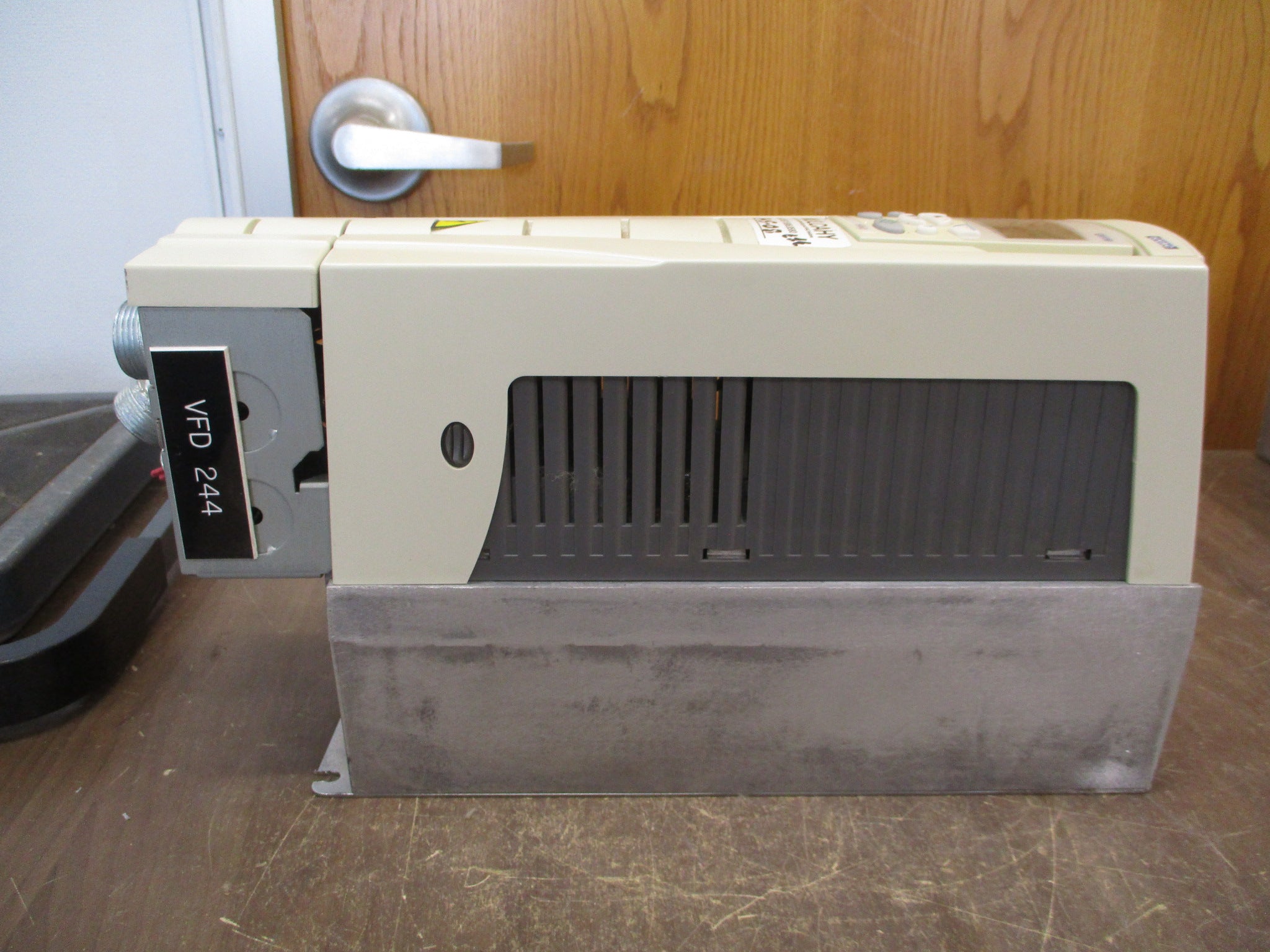 ABB ACH550 AC Drive ACH550-UH-012A-4 7.5HP 3Ph w/ Keypad Used