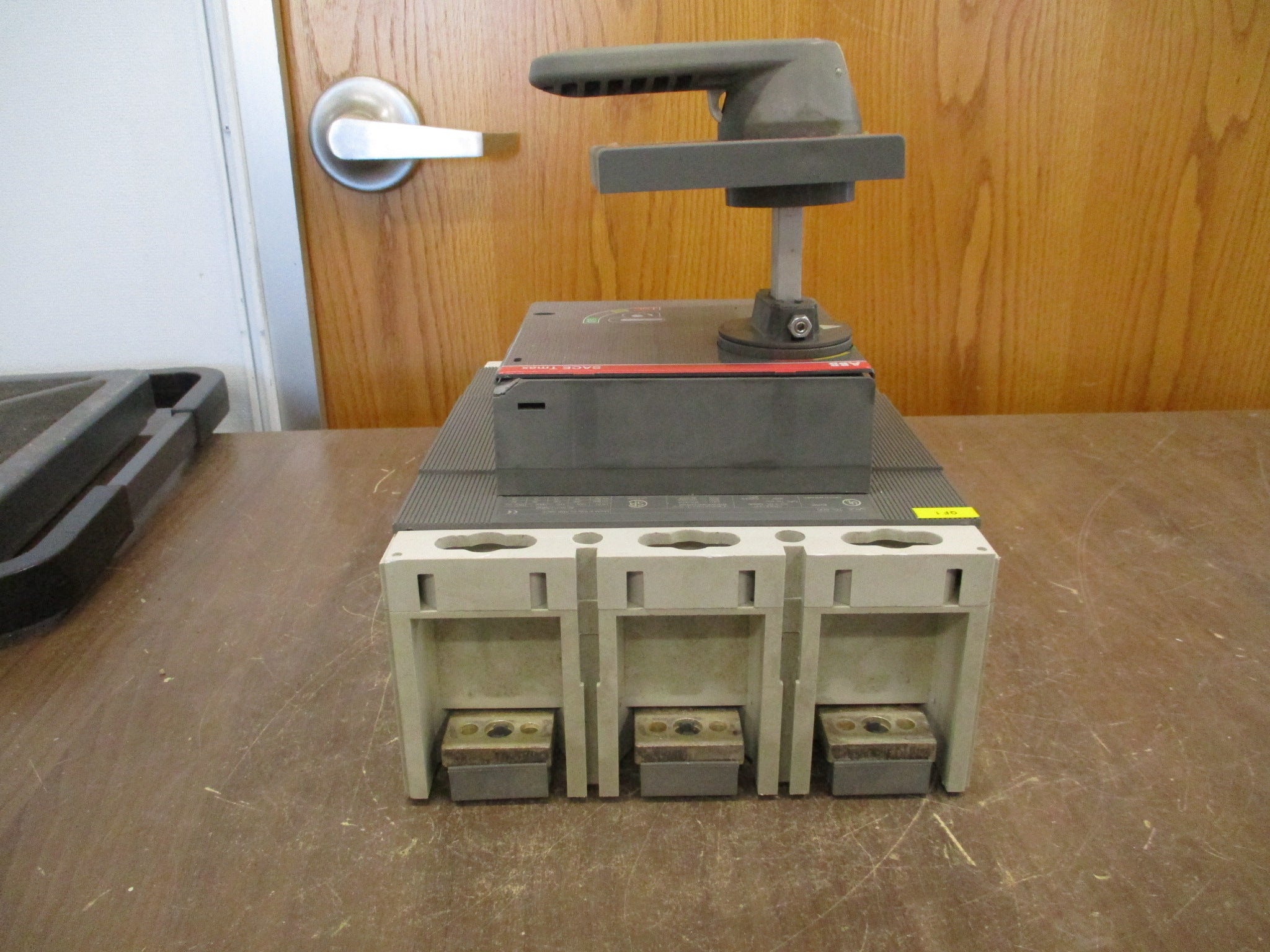 ABB SACE Tmax Breaker Disconnect T6L 800 / PR222DS/P 800A 600V 3P *Broken Top*